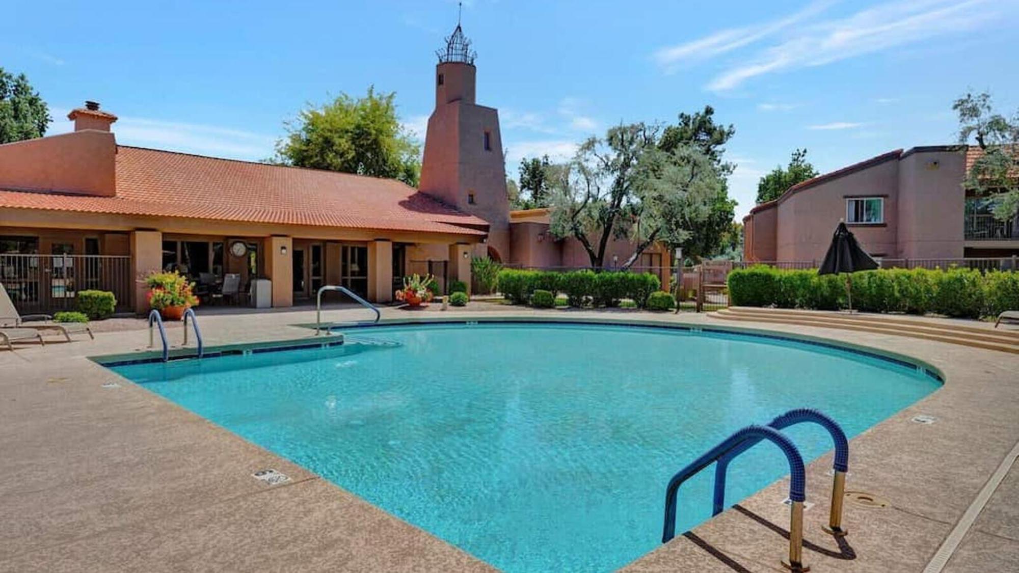 Poolside 2 Bdrm Prime Location Holiday home *