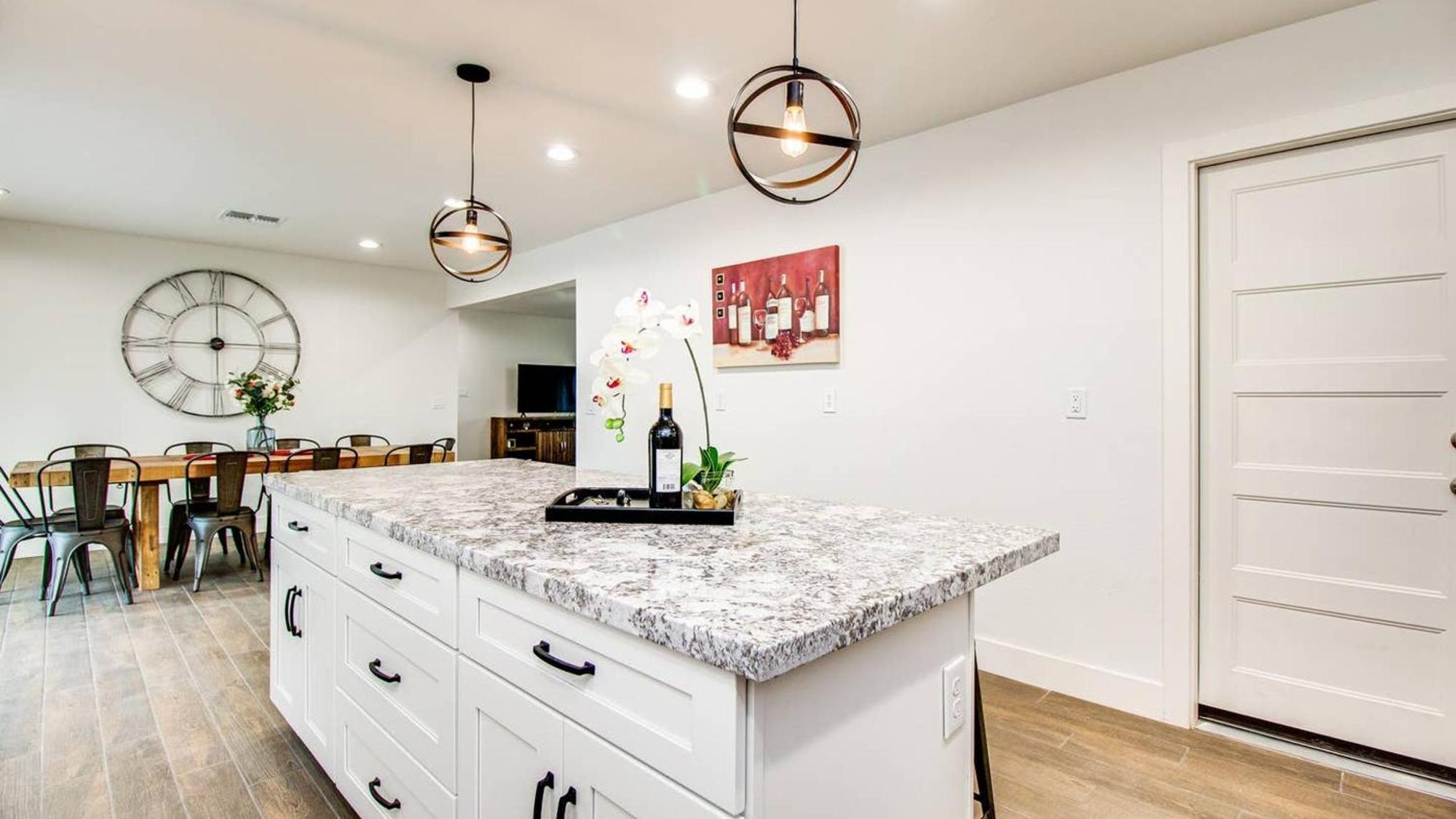 Amazing Modern Remodel Near Old Town With Heated Pool Holiday home *