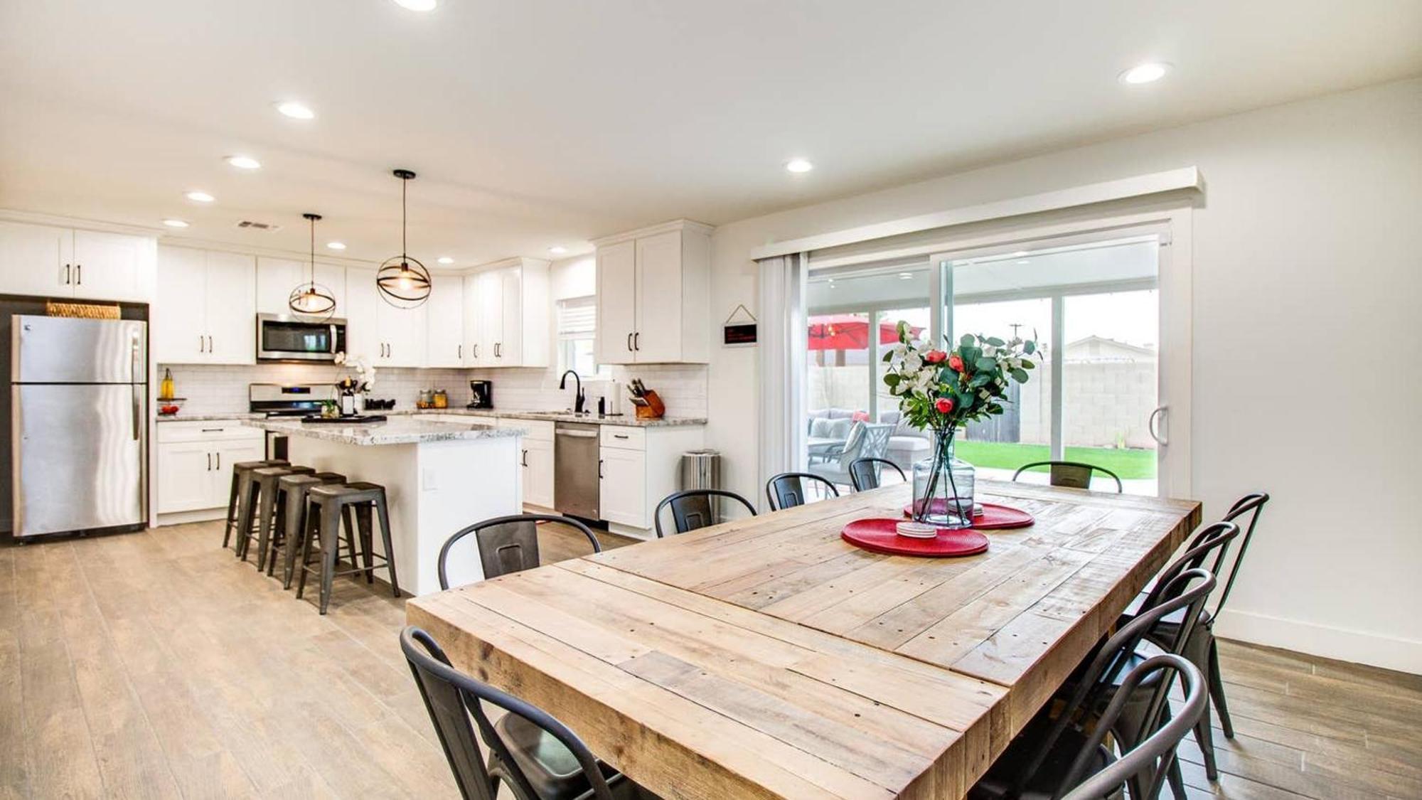 Amazing Modern Remodel Near Old Town With Heated Pool Holiday home