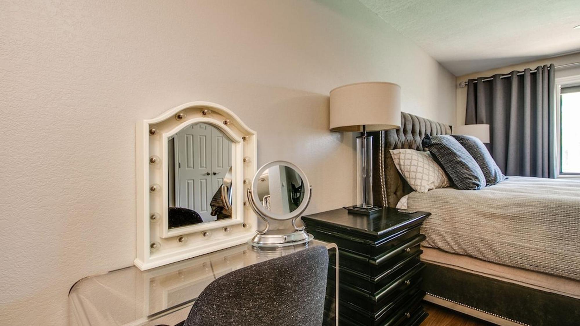 Charming & Comfy In The Heart Of Old Town!