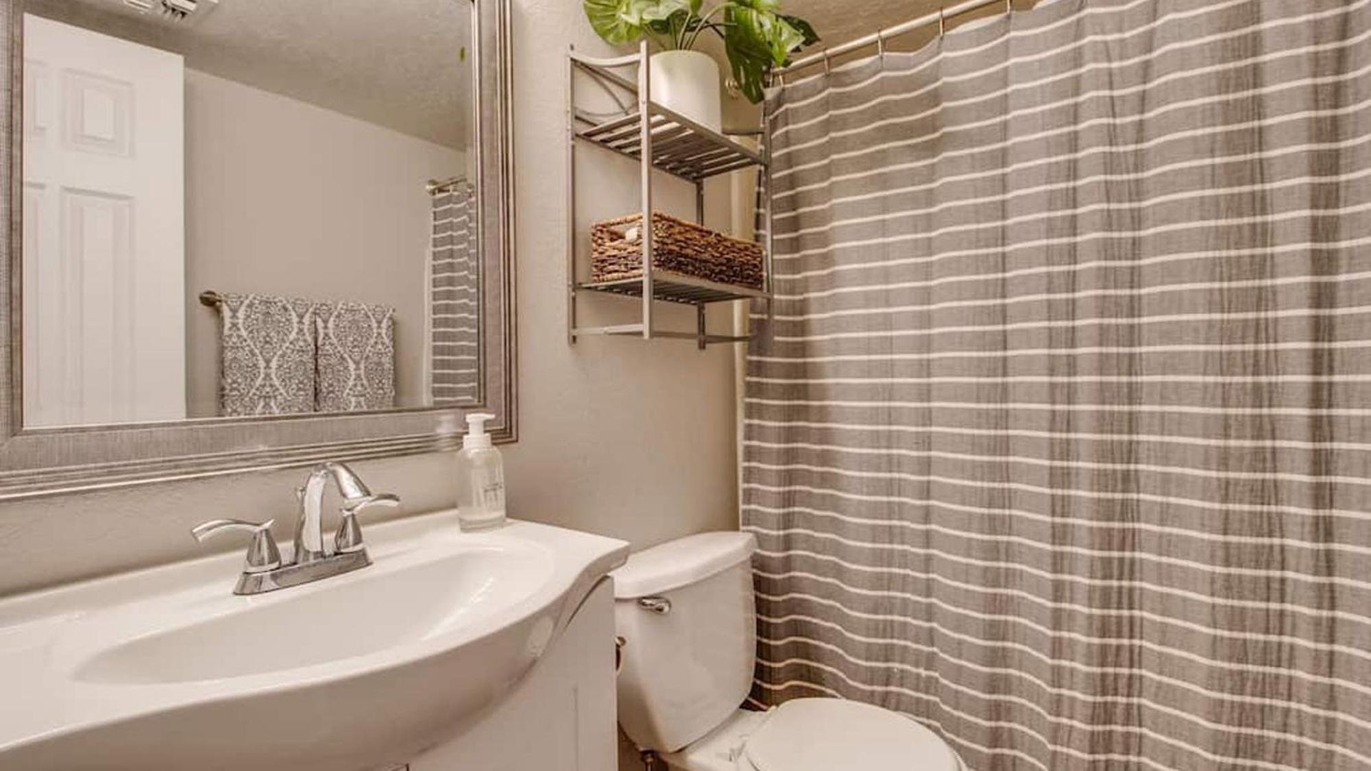 Charming & Comfy In The Heart Of Old Town!