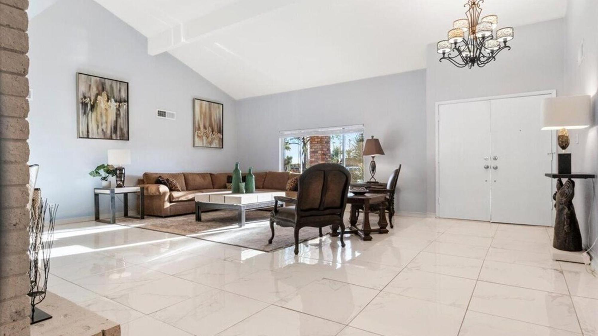 Stunning 3-bdrm In Great Location Wpool Holiday home