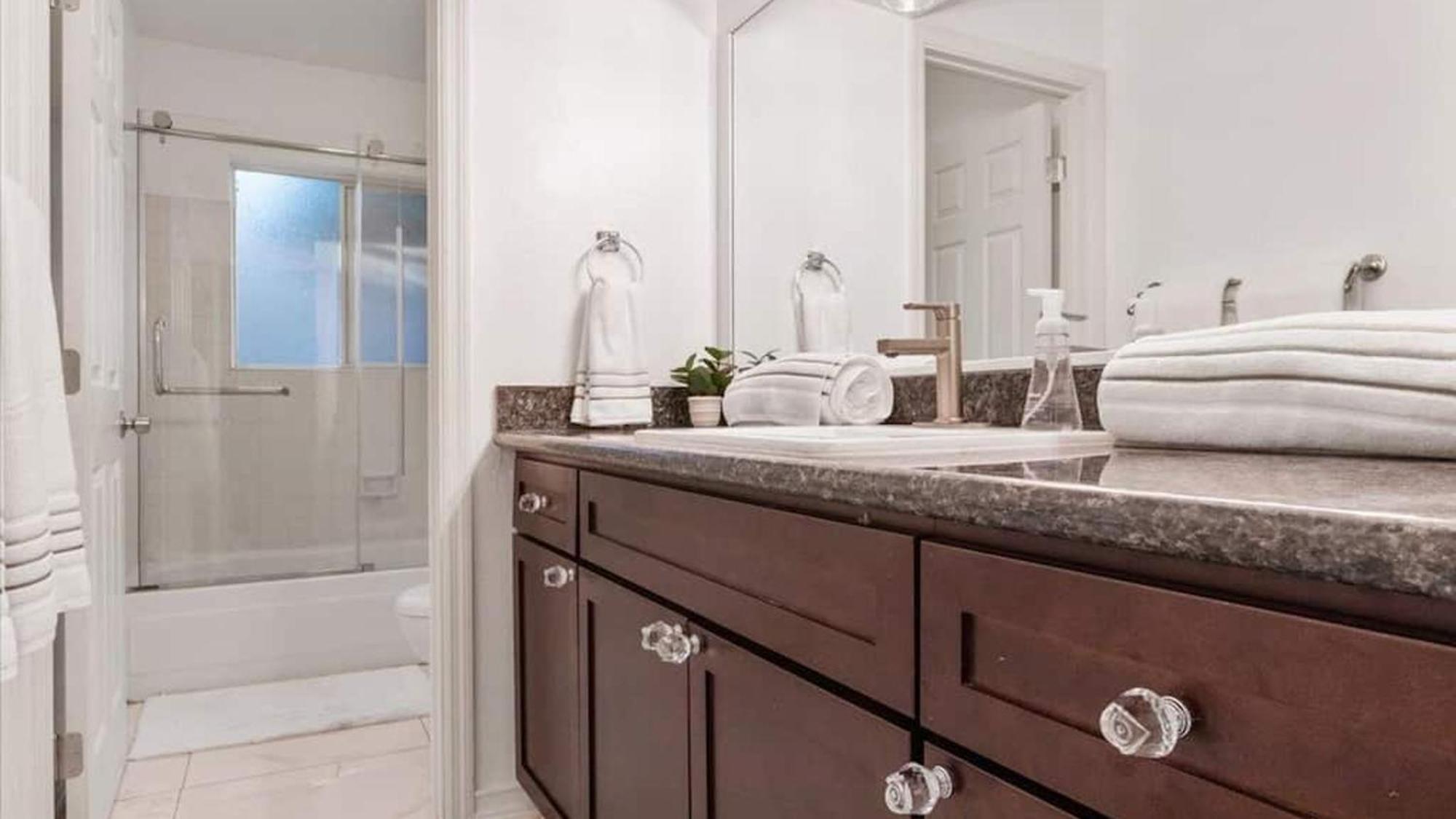 Stunning 3-bdrm In Great Location Wpool Holiday home *