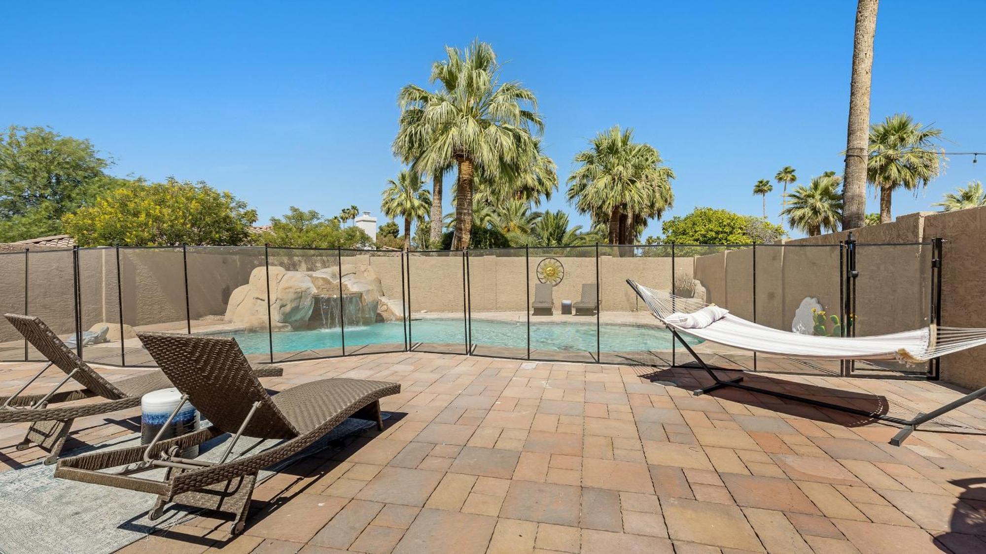 Luxe 4 Bdrm W Backyard Oasis Holiday home Scottsdale