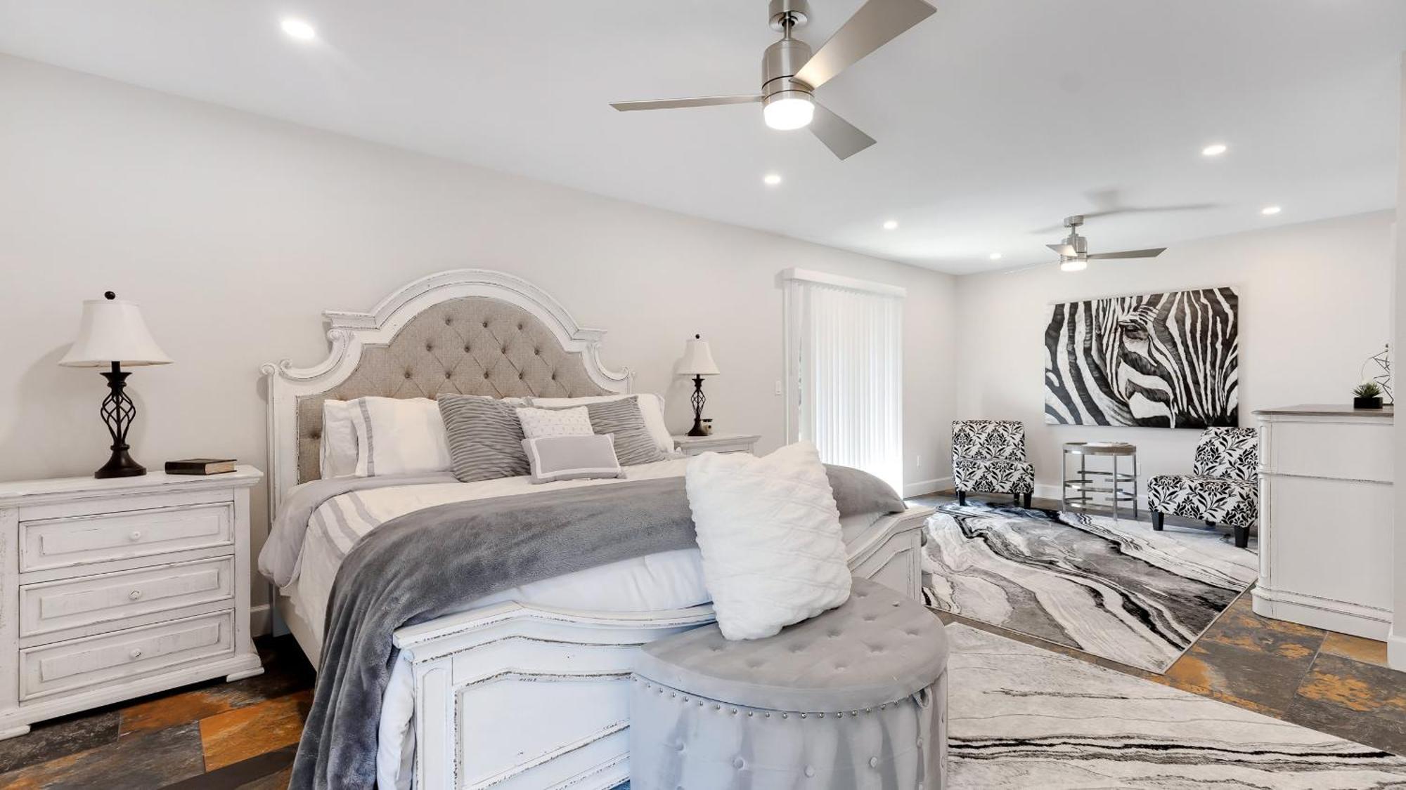 Luxe 4 Bdrm W Backyard Oasis