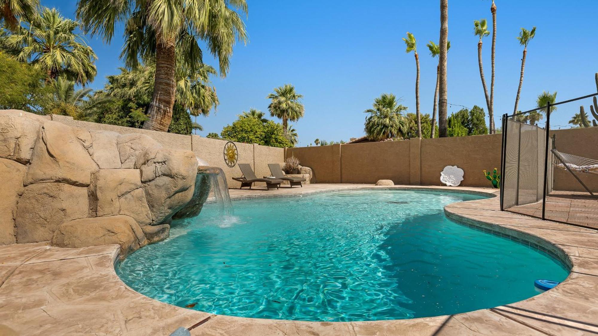Luxe 4 Bdrm W Backyard Oasis Holiday home *