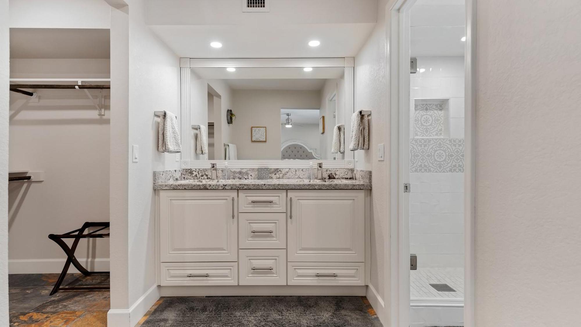 Luxe 4 Bdrm W Backyard Oasis Holiday home Scottsdale