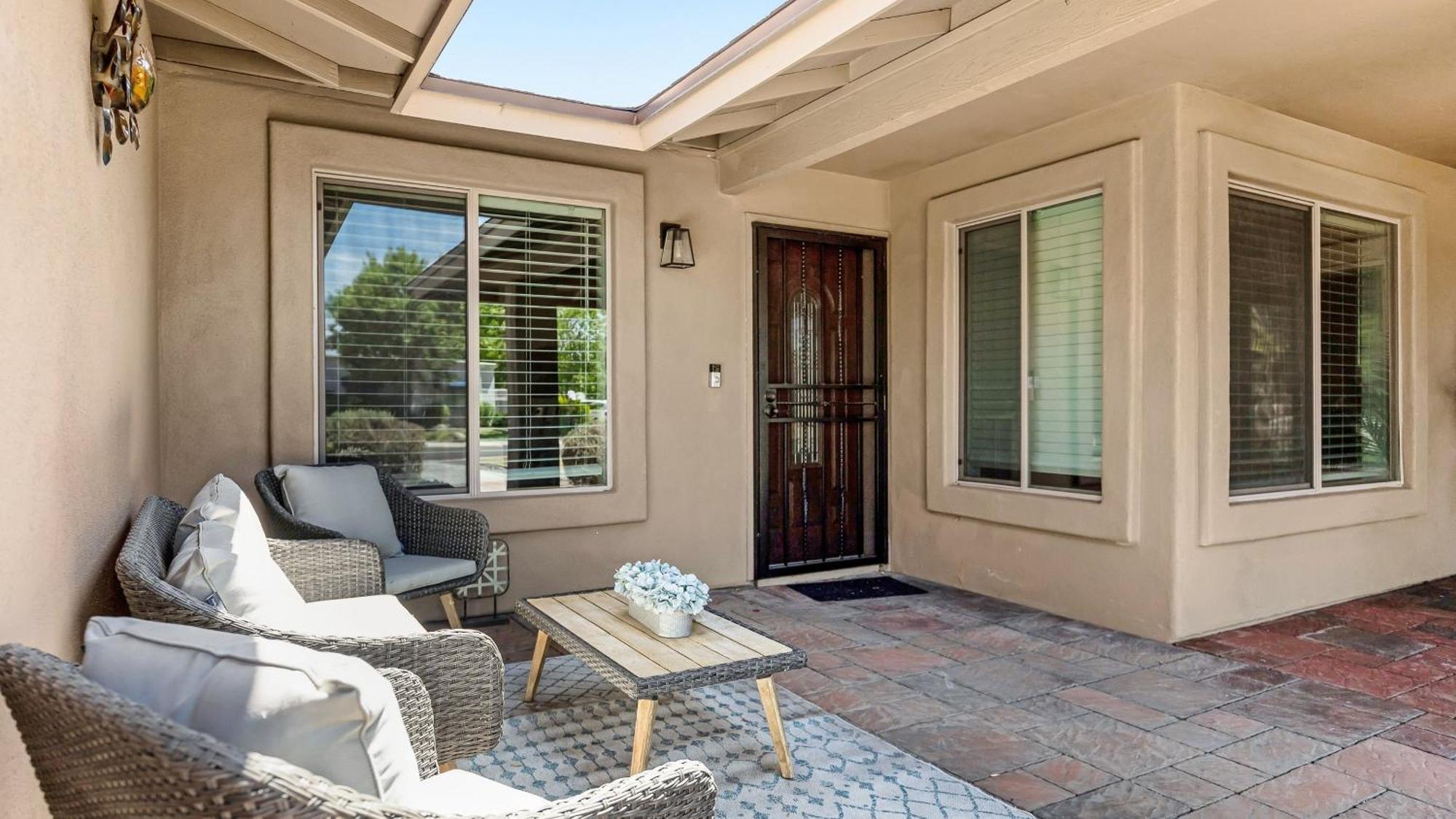 Luxe 4 Bdrm W Backyard Oasis Holiday home