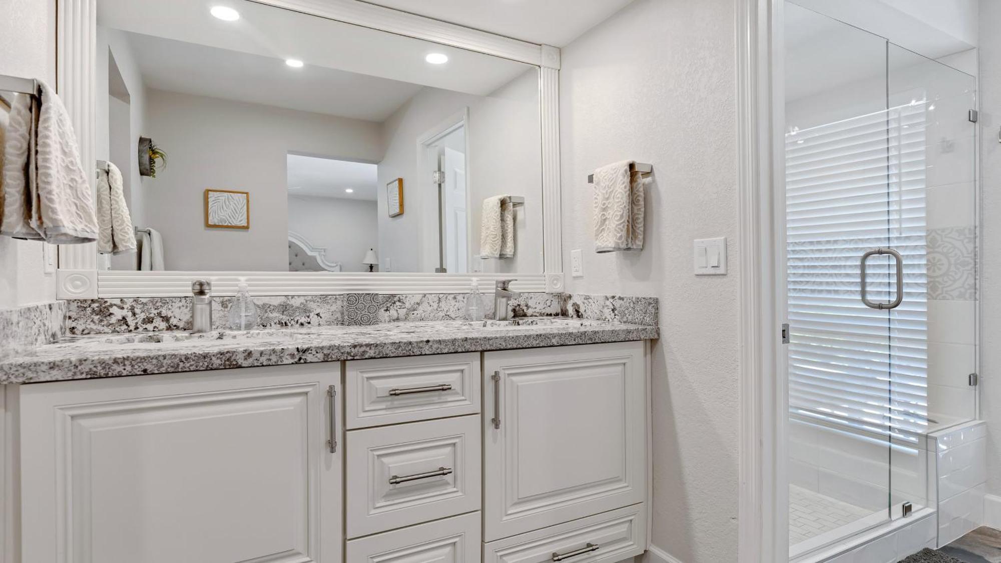 Holiday home Luxe 4 Bdrm W Backyard Oasis *