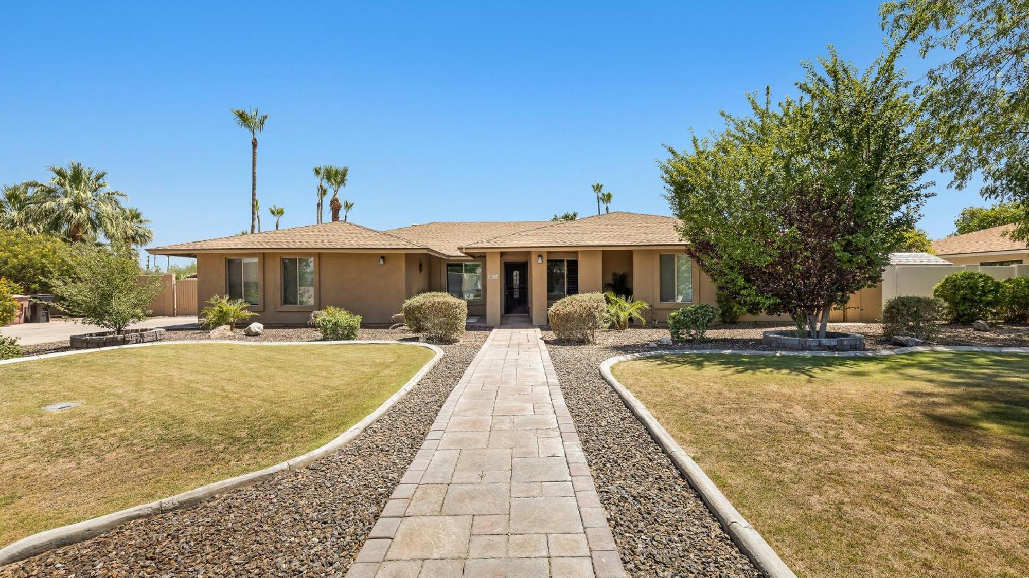 Luxe 4 Bdrm W Backyard Oasis Holiday home Scottsdale