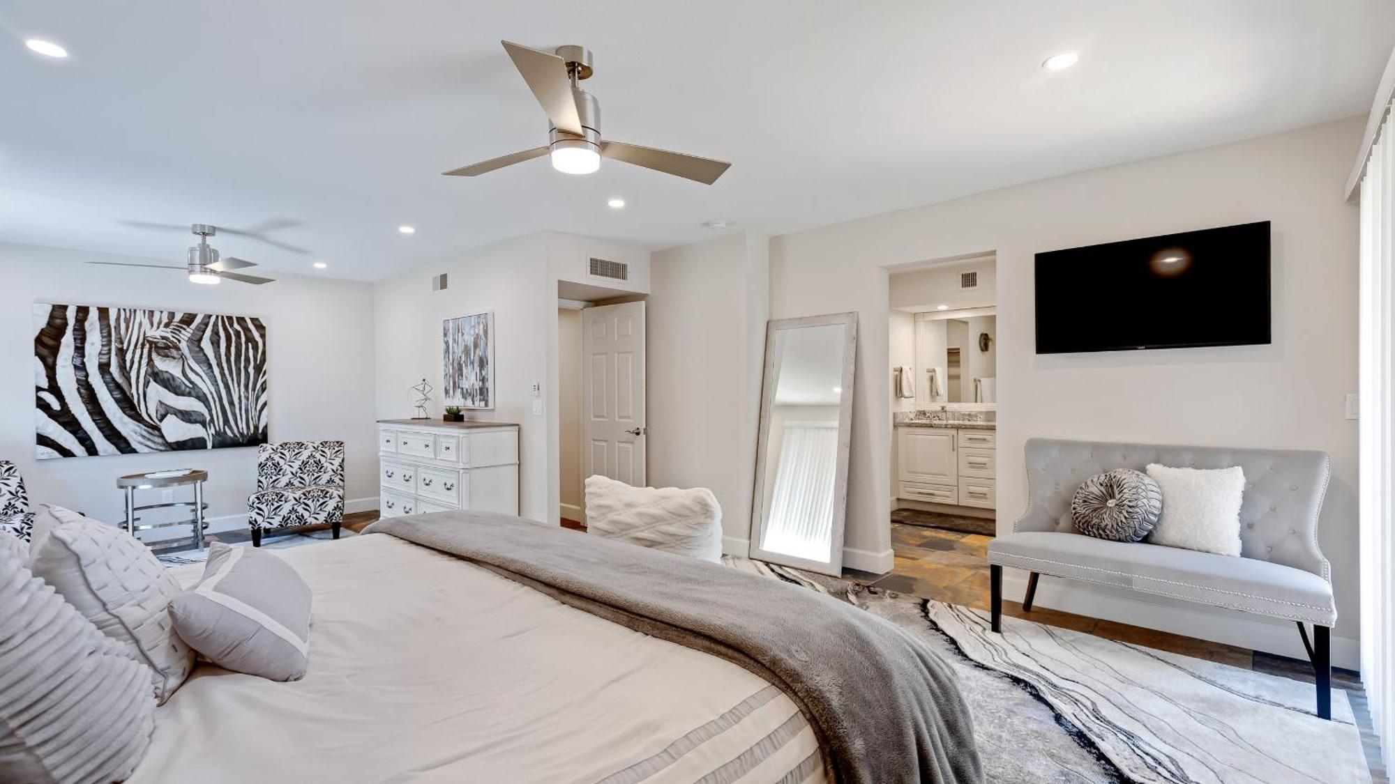 Luxe 4 Bdrm W Backyard Oasis Holiday home