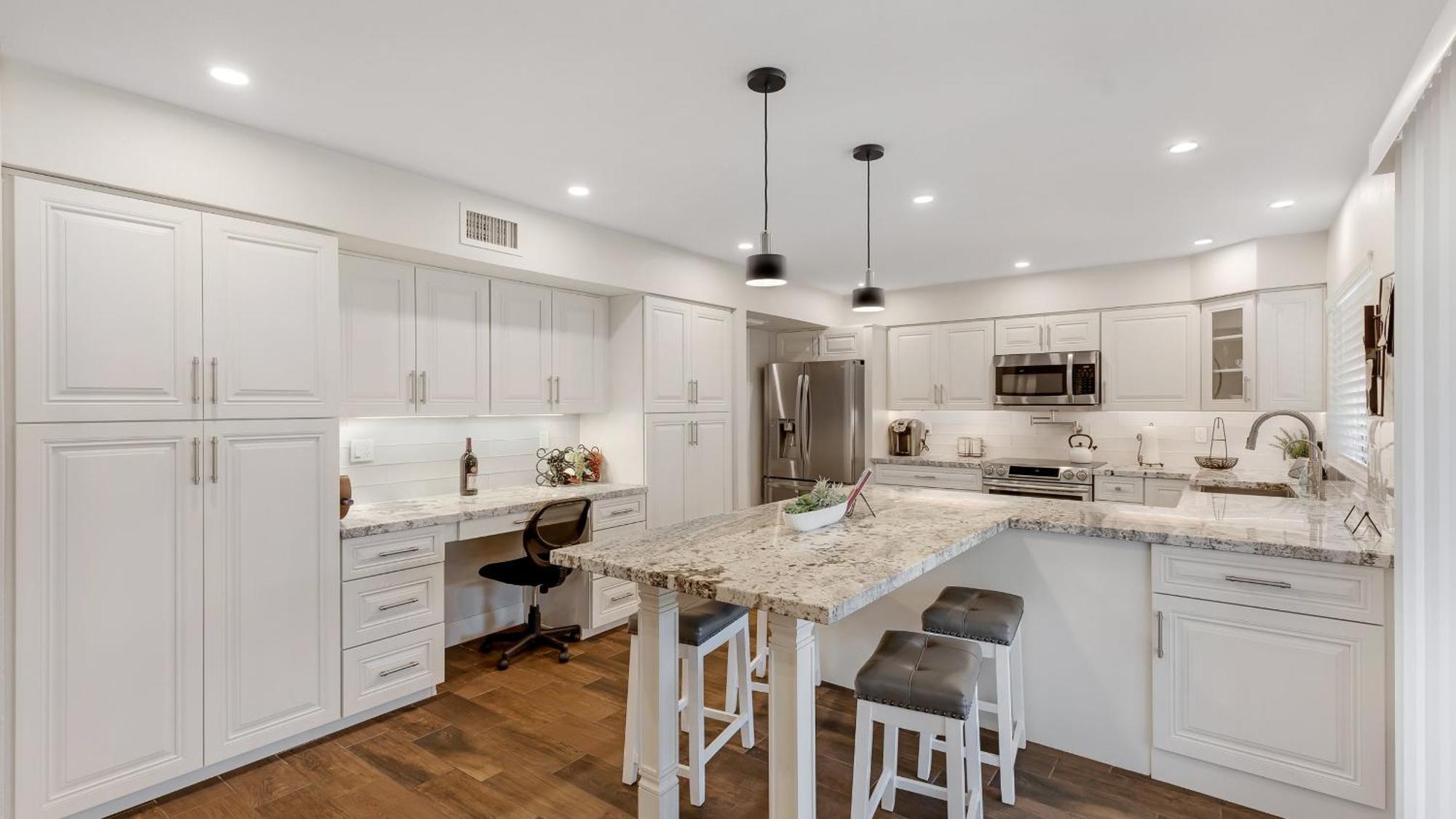 Luxe 4 Bdrm W Backyard Oasis