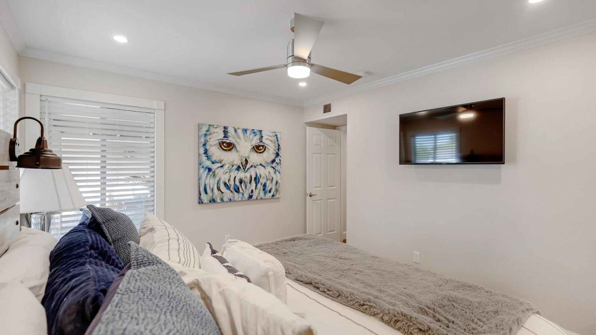 Luxe 4 Bdrm W Backyard Oasis Holiday home *