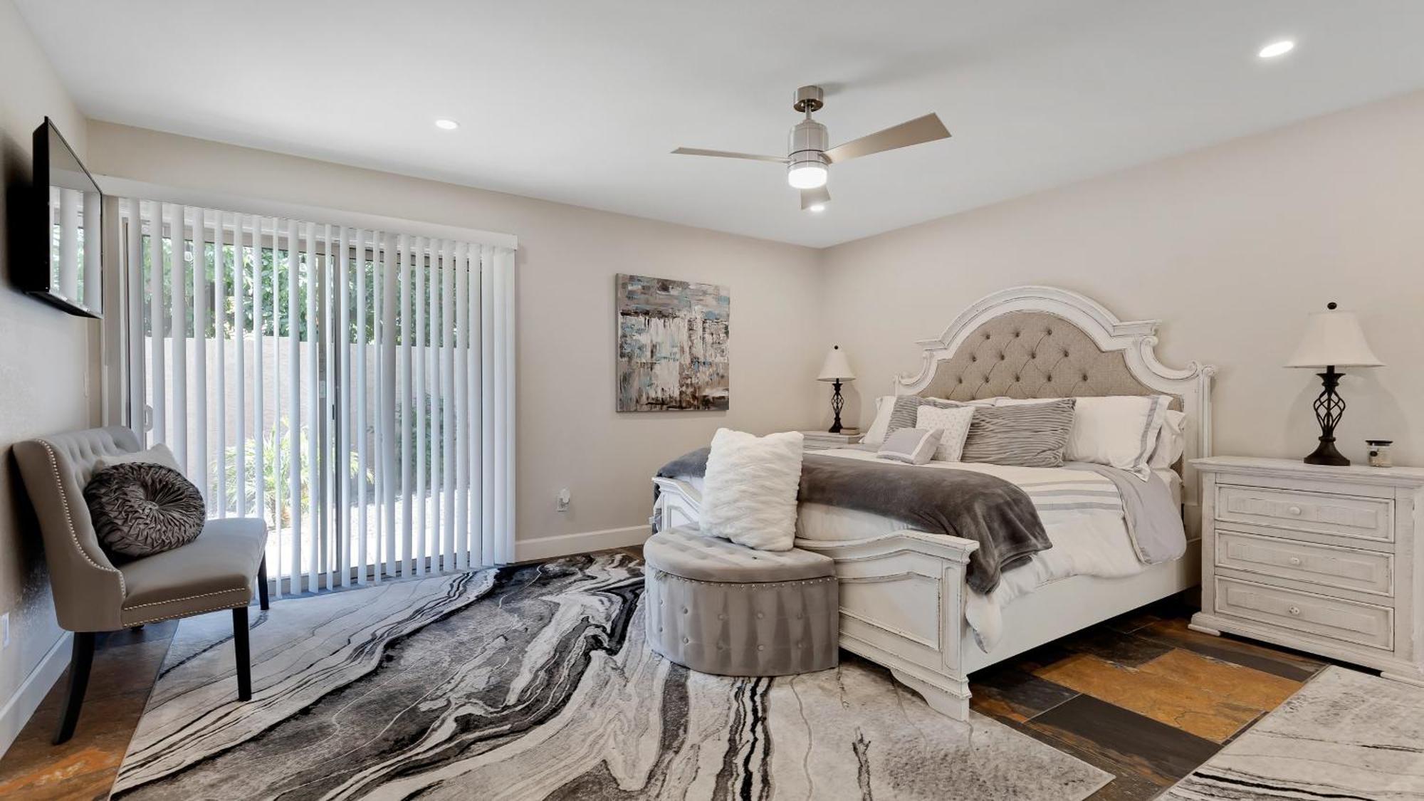 Luxe 4 Bdrm W Backyard Oasis Holiday home