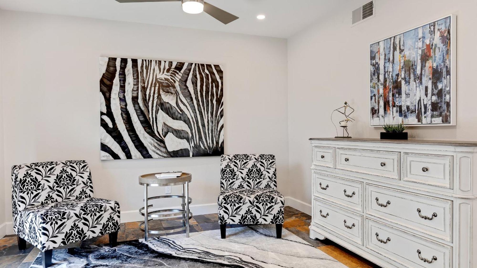 Luxe 4 Bdrm W Backyard Oasis *