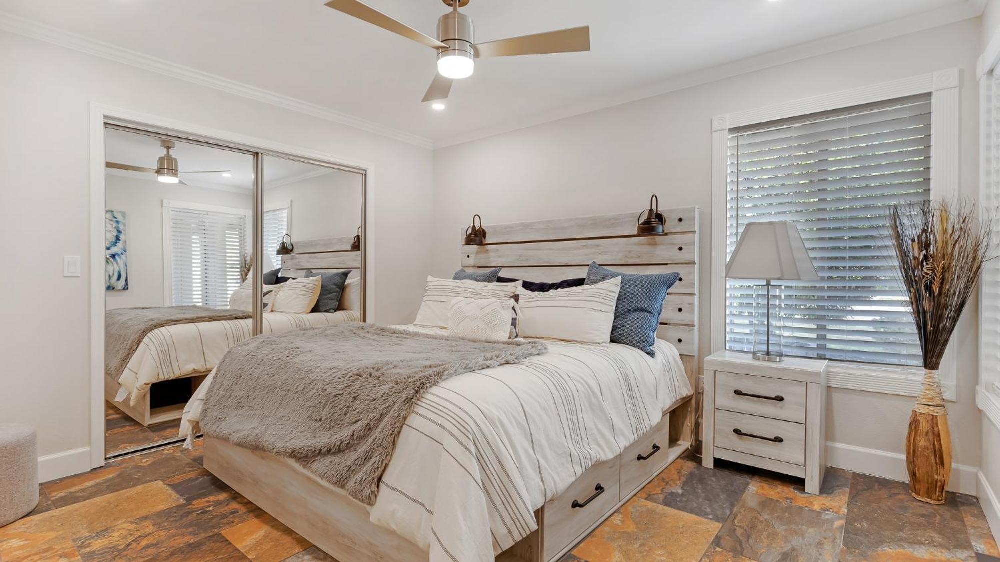 Luxe 4 Bdrm W Backyard Oasis Holiday home *