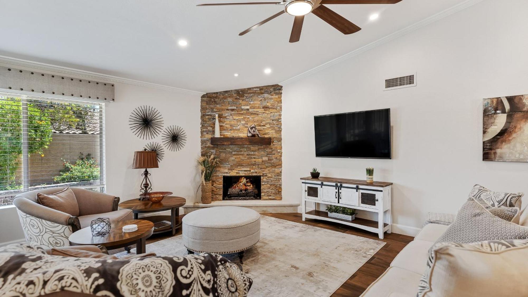 Holiday home Luxe 4 Bdrm W Backyard Oasis