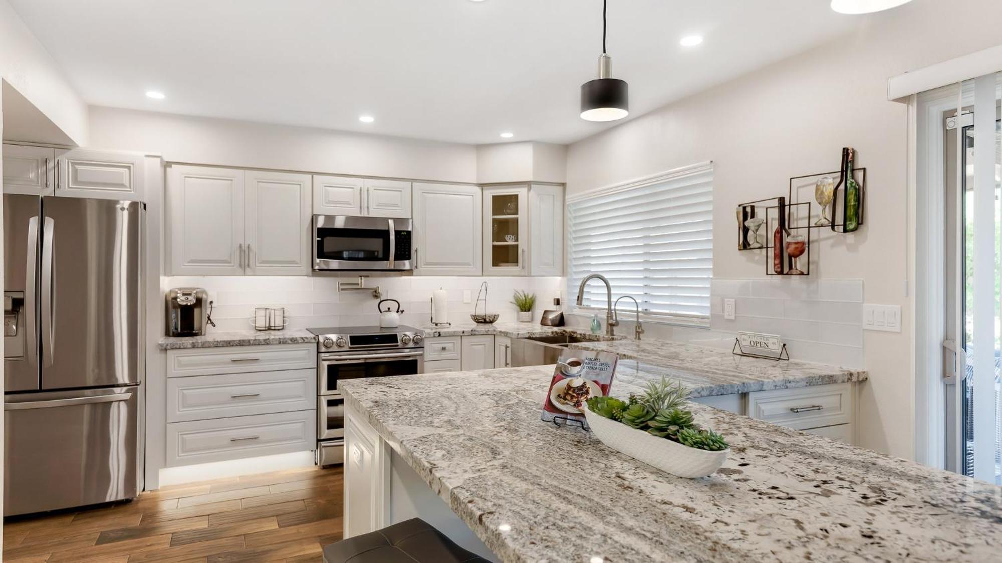 Luxe 4 Bdrm W Backyard Oasis Holiday home Scottsdale