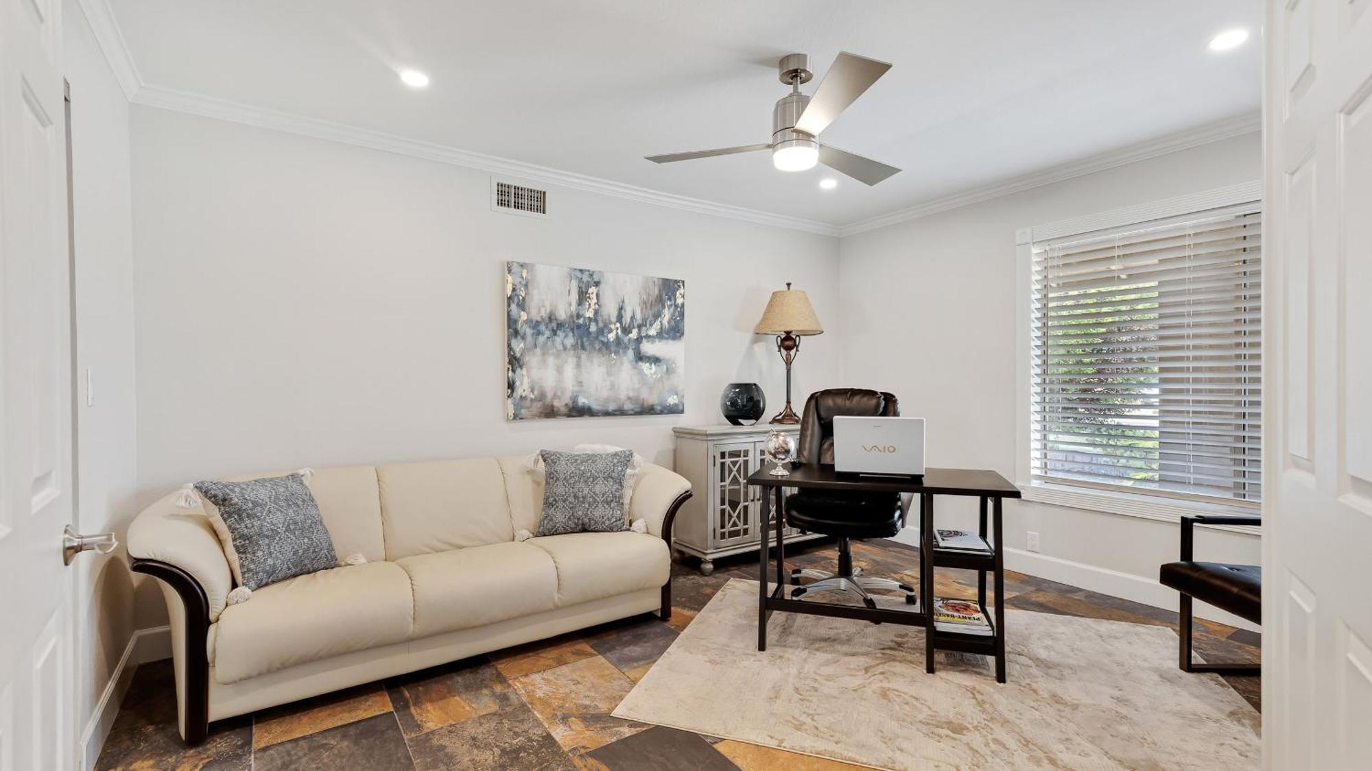 Holiday home Luxe 4 Bdrm W Backyard Oasis *