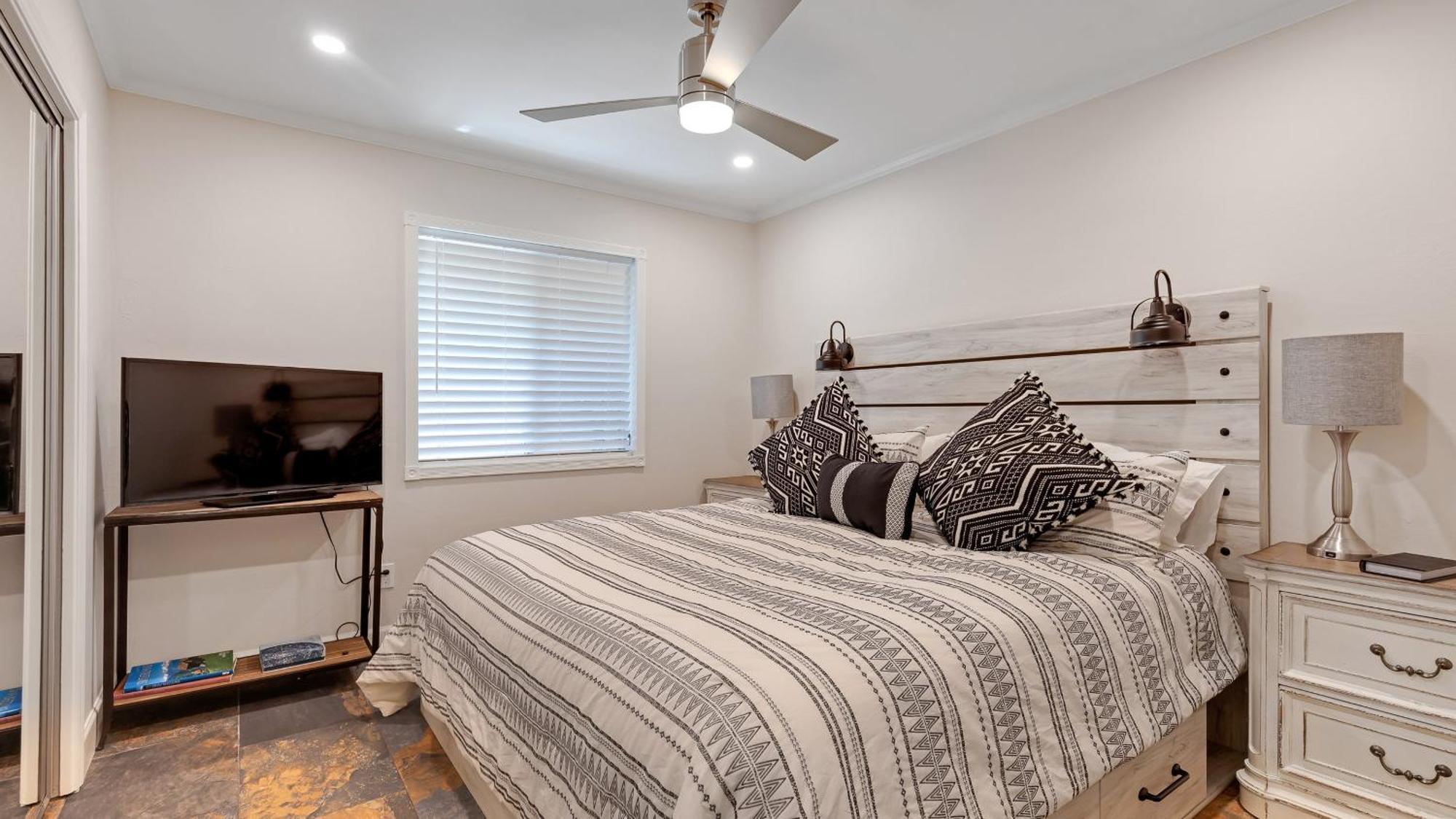 Luxe 4 Bdrm W Backyard Oasis