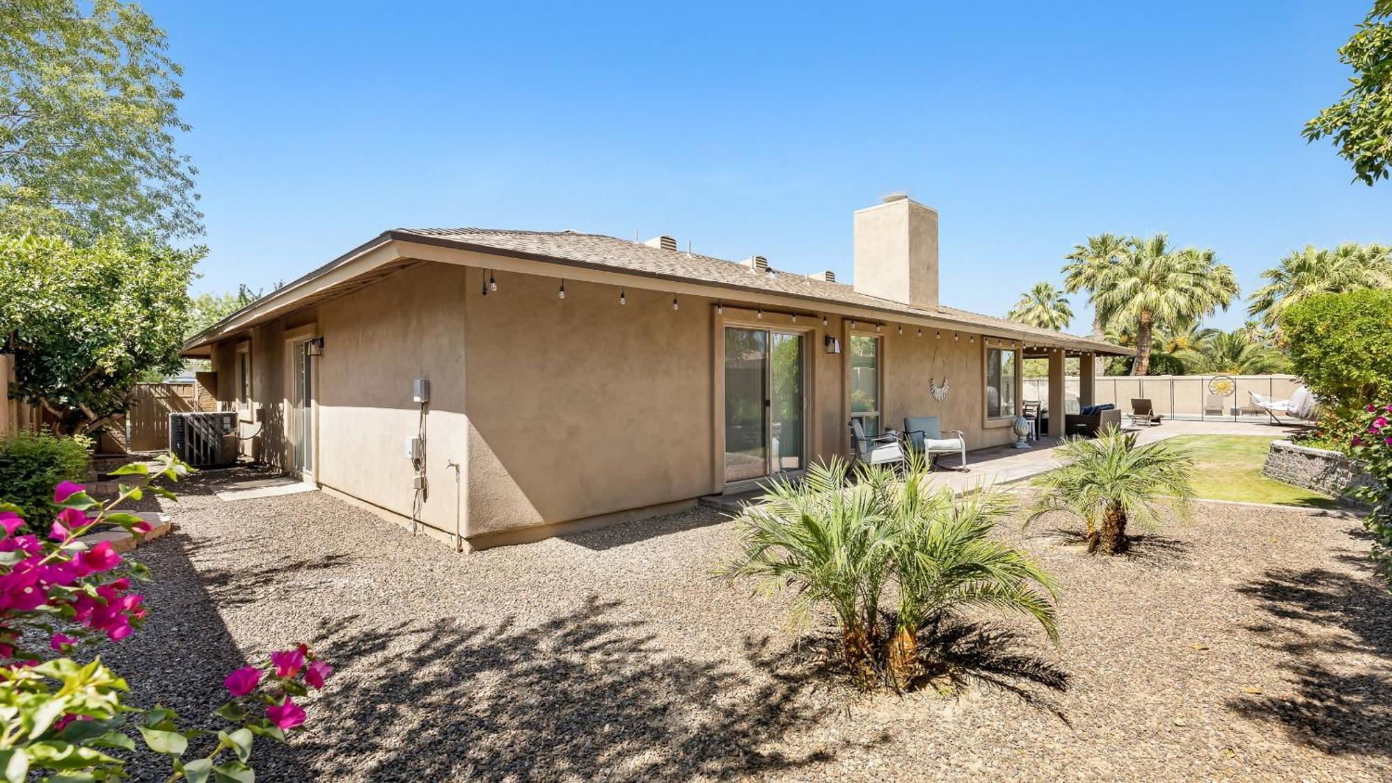 Luxe 4 Bdrm W Backyard Oasis Holiday home