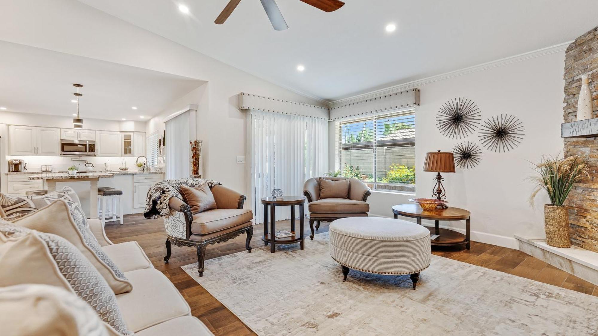 Luxe 4 Bdrm W Backyard Oasis Holiday home