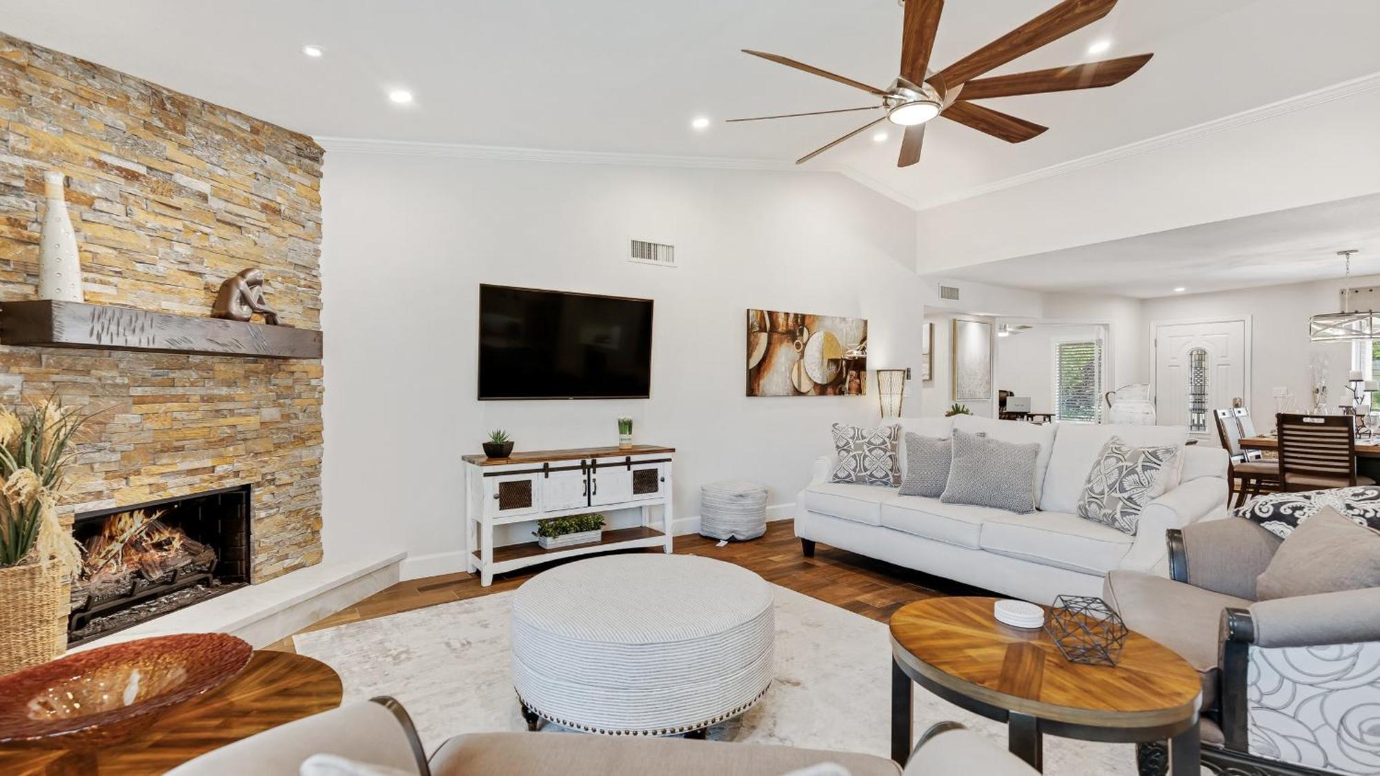 Luxe 4 Bdrm W Backyard Oasis *