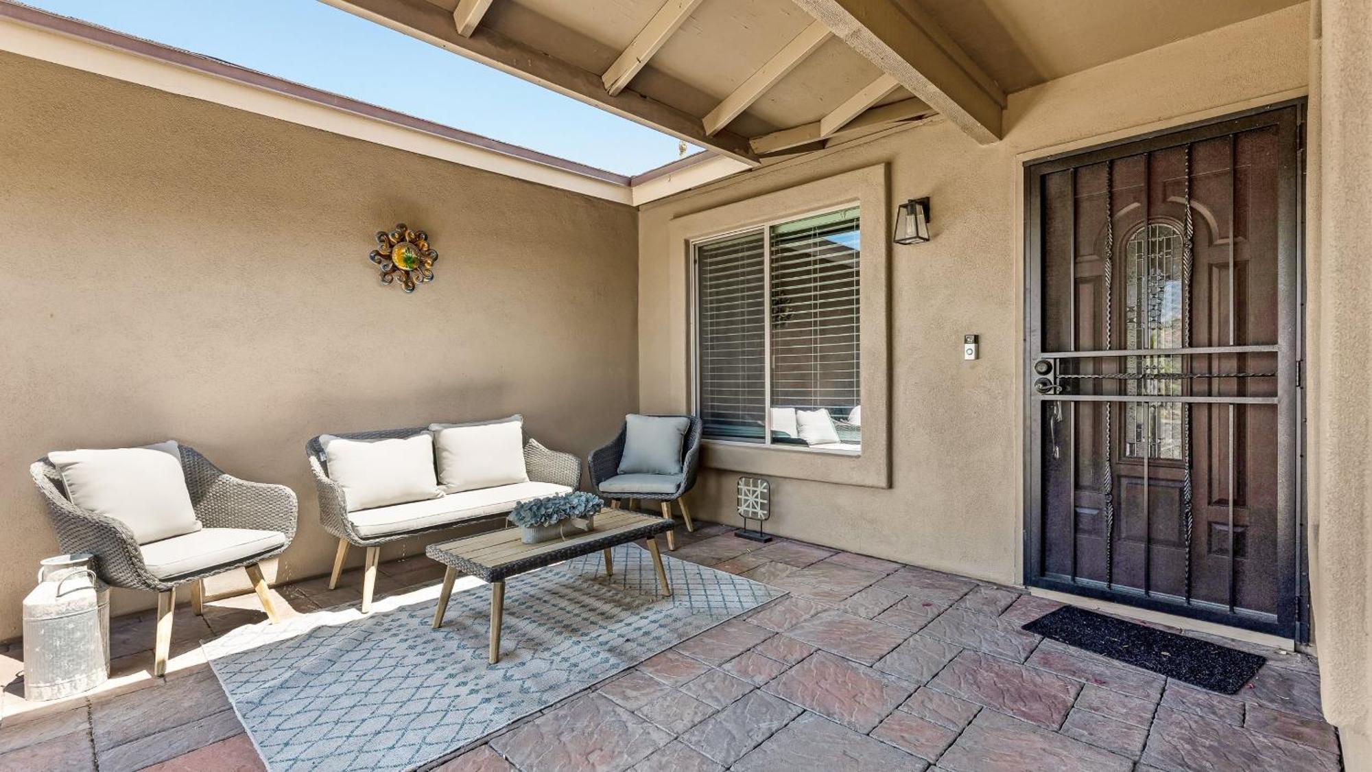 Luxe 4 Bdrm W Backyard Oasis Holiday home *