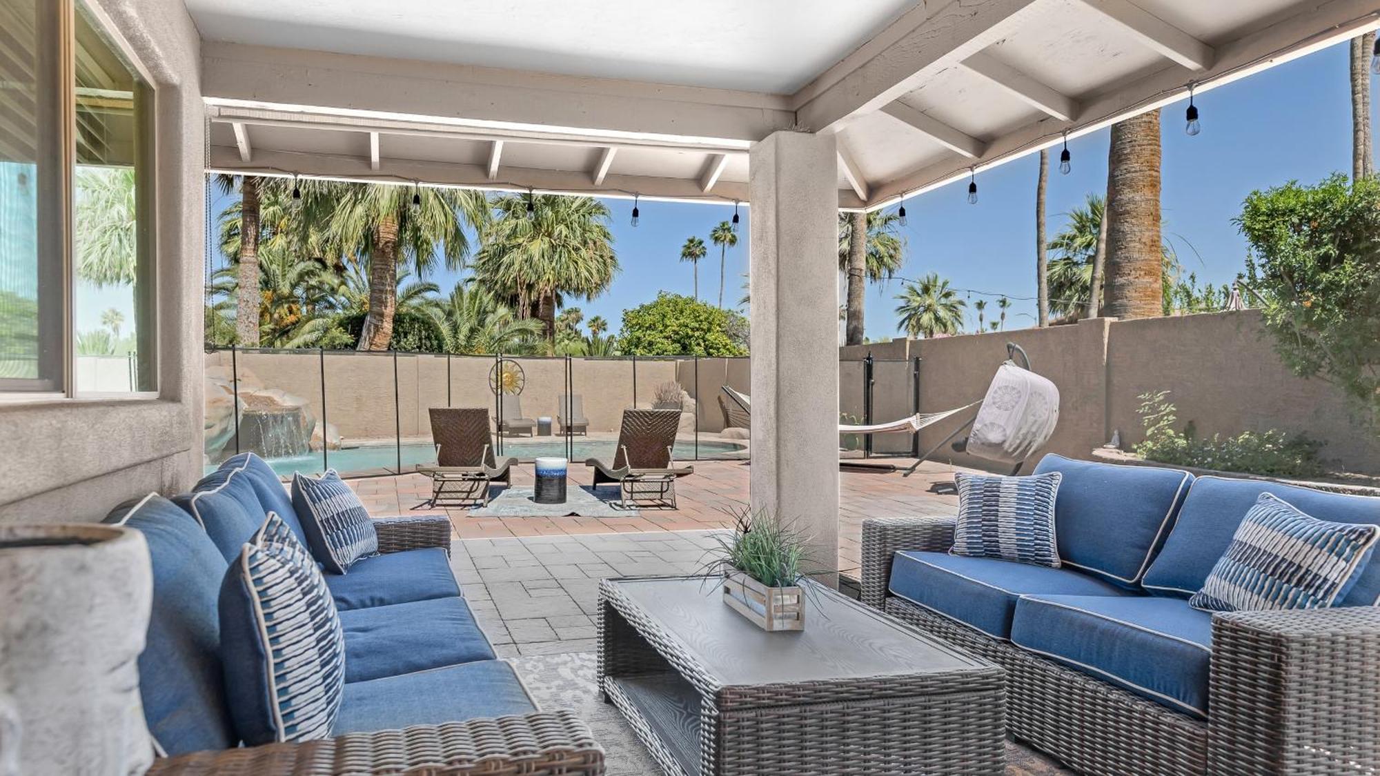 Holiday home Luxe 4 Bdrm W Backyard Oasis *