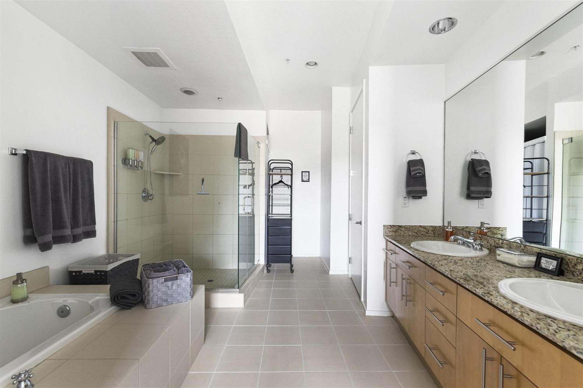 Step Out To Historic Old Town 2 King/2bath W/pool Apartment