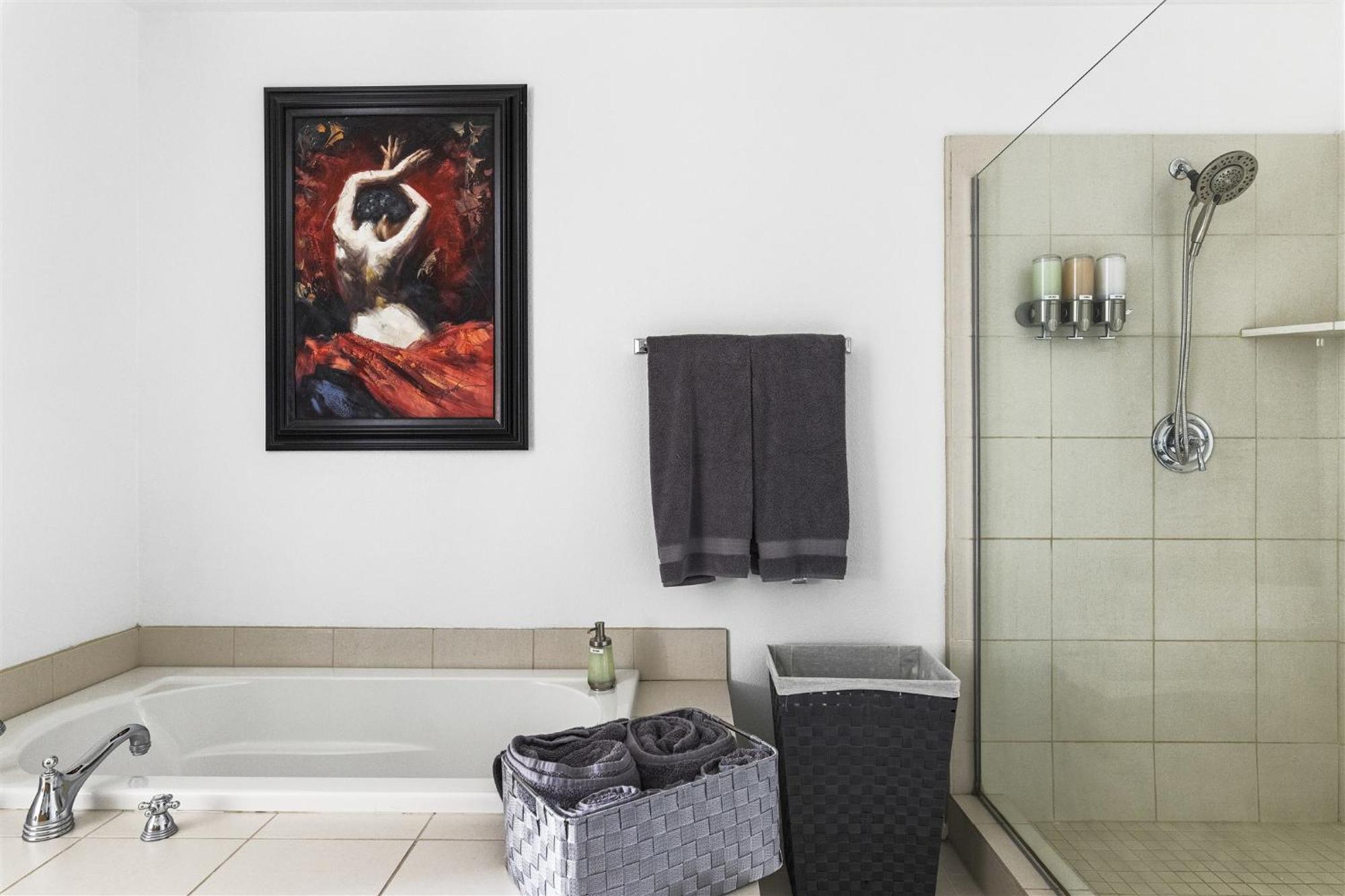 Step Out To Historic Old Town 2 King/2bath W/pool Apartment *
