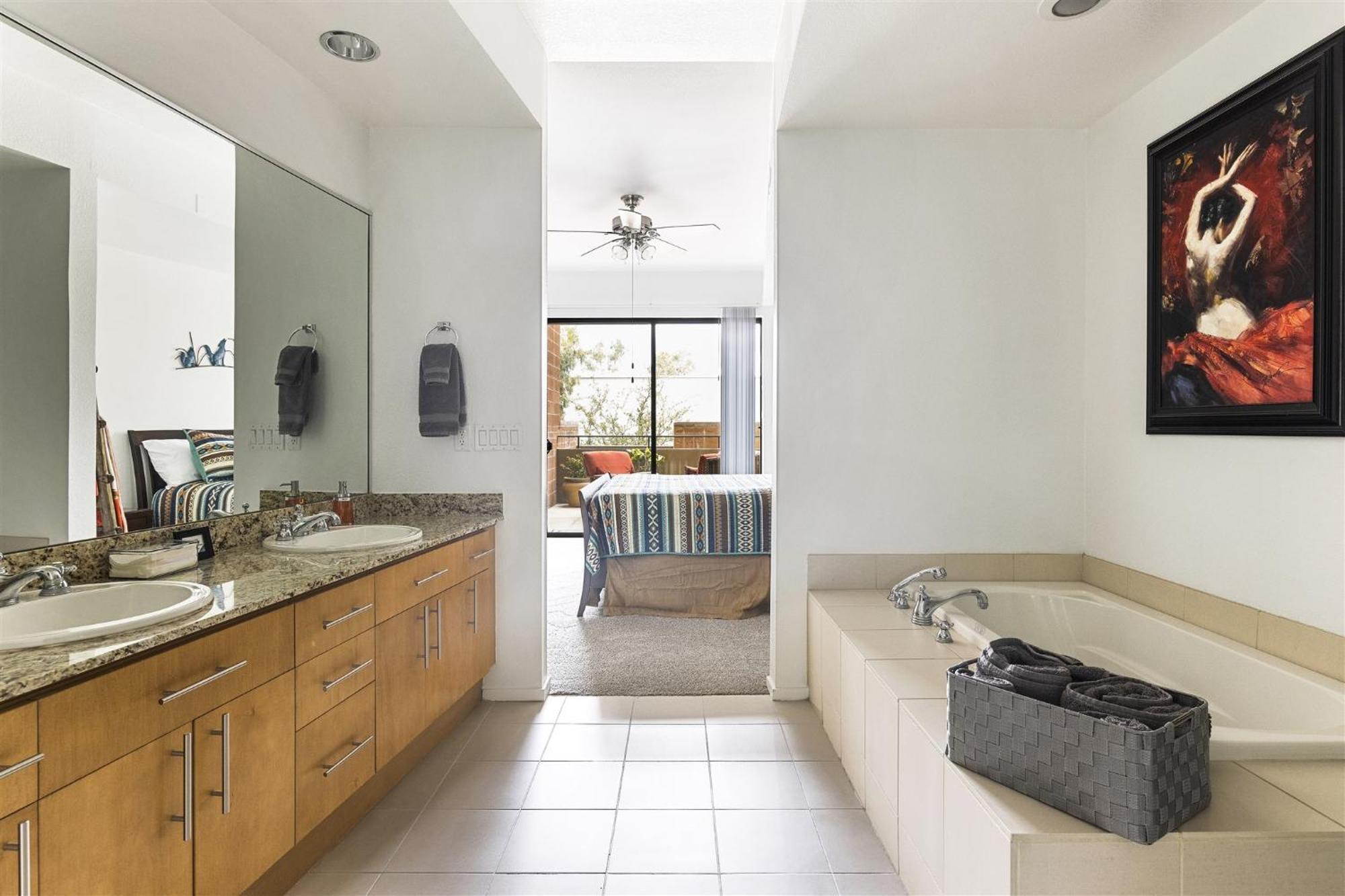 Step Out To Historic Old Town 2 King/2bath W/pool *
