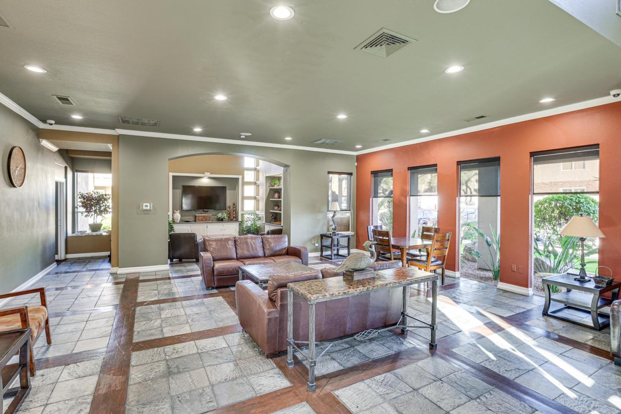 With Fireplace And Community Pools! Apartment *