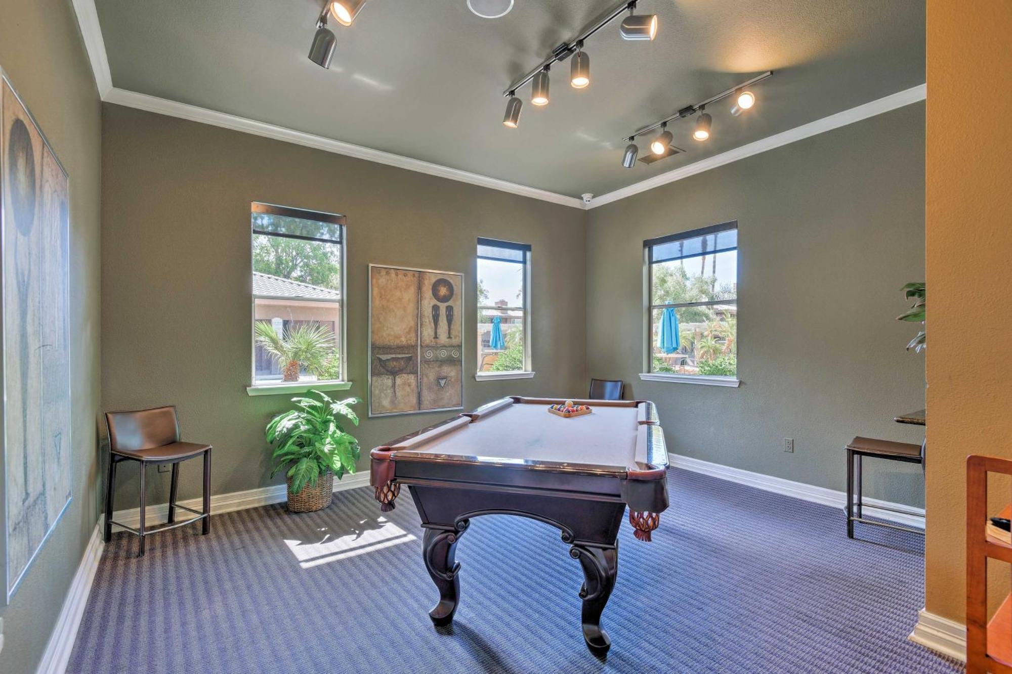 Apartment With Fireplace And Community Pools!