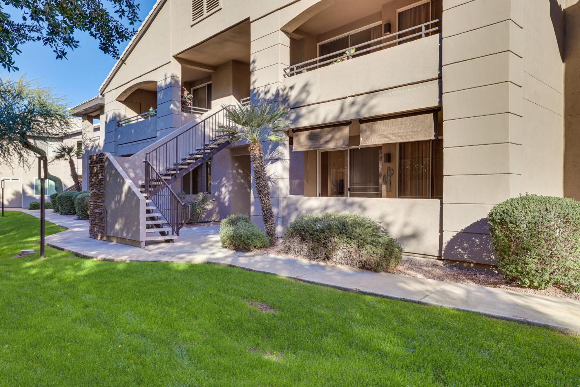 With Fireplace And Community Pools! Apartment Scottsdale