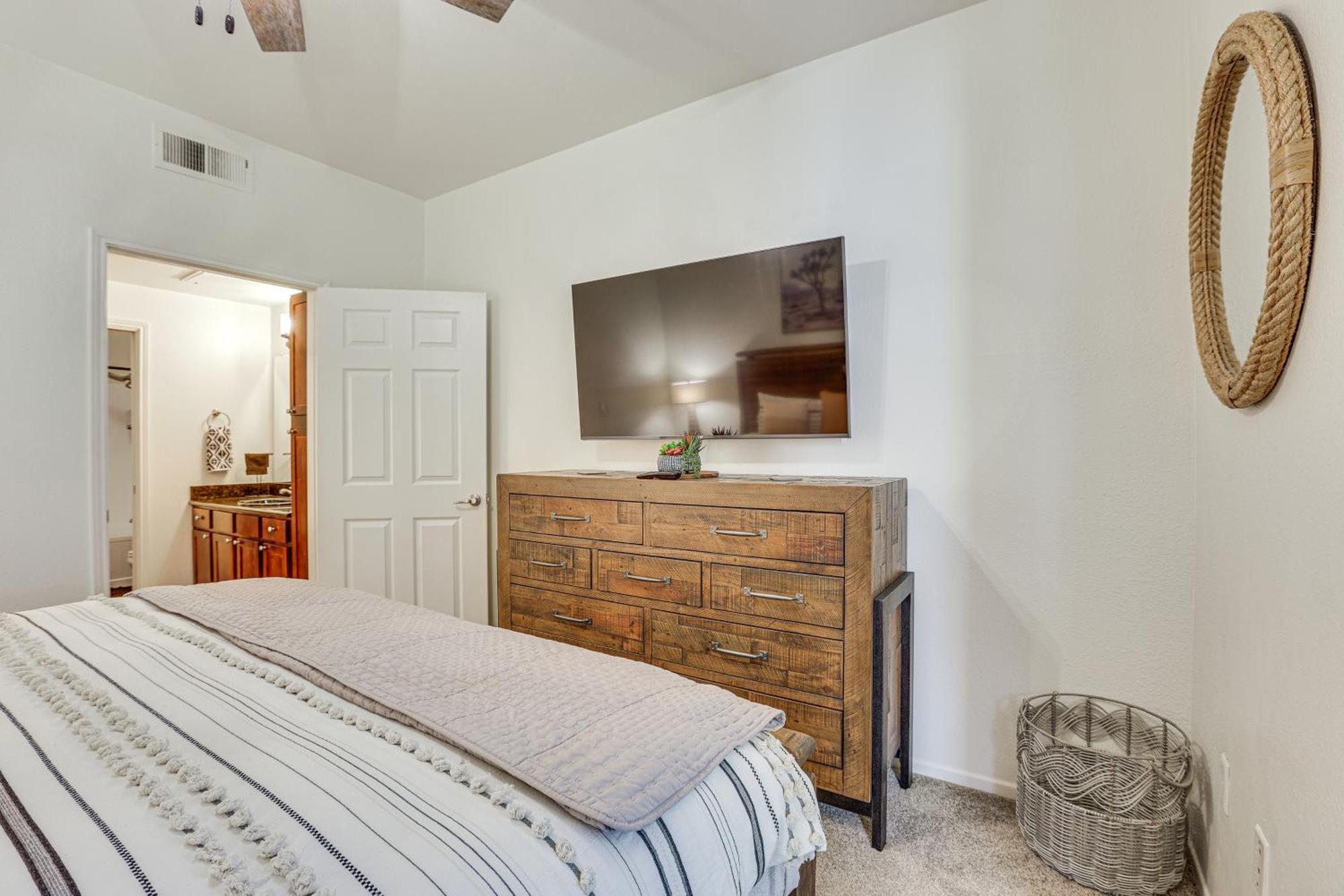 With Fireplace And Community Pools! Apartment