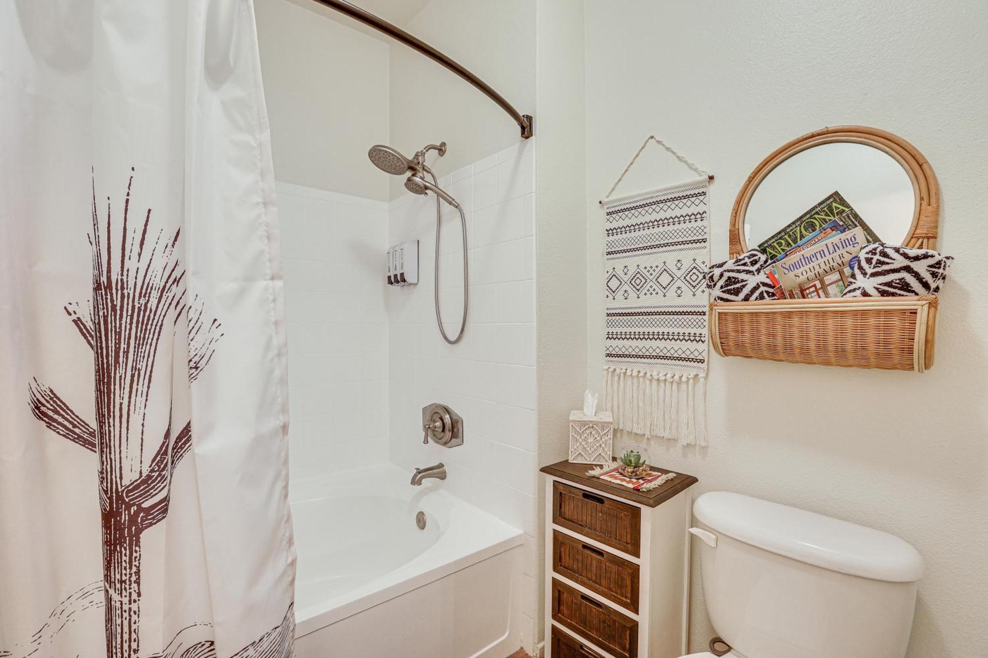 Apartment With Fireplace And Community Pools! *