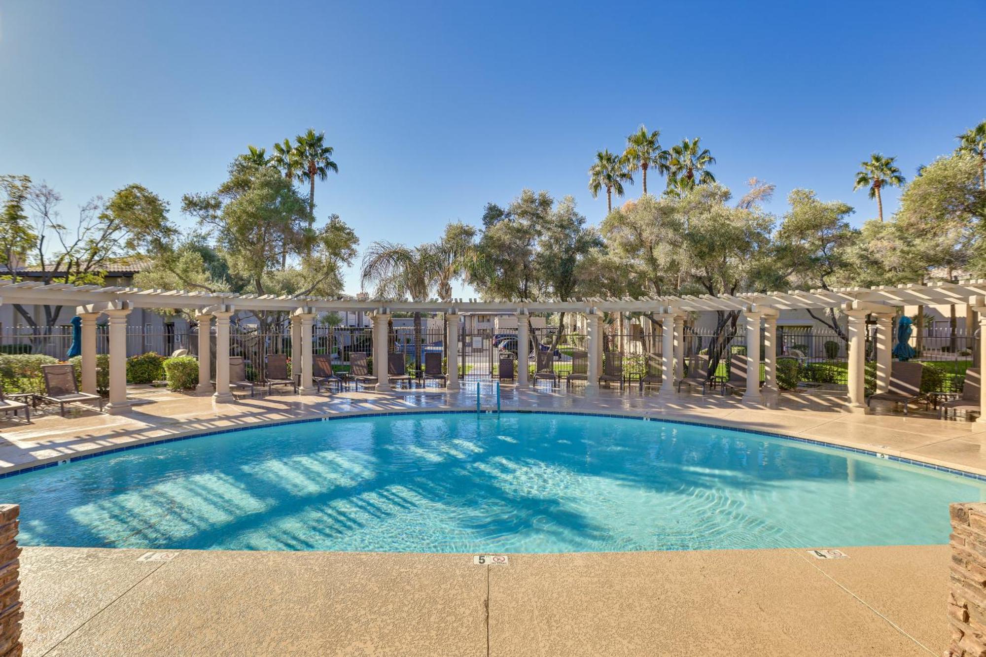 With Fireplace And Community Pools! Apartment *