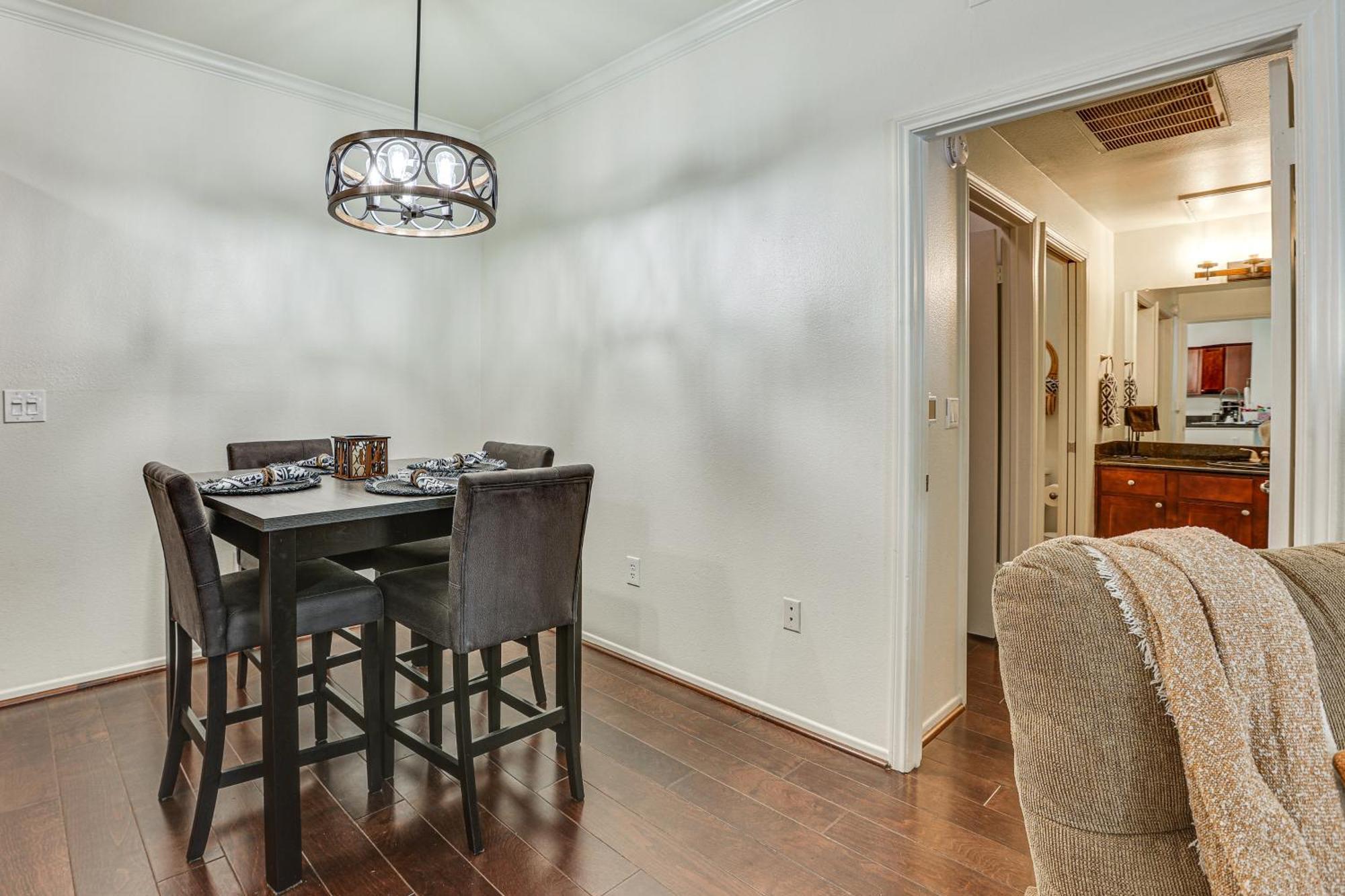 Apartment With Fireplace And Community Pools! Scottsdale