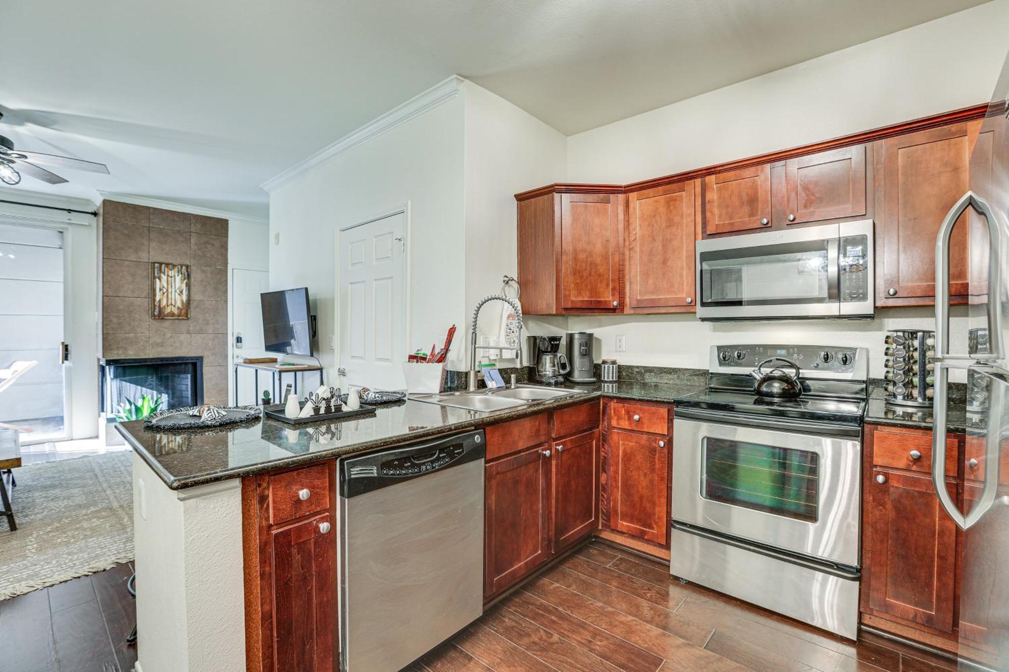 Apartment With Fireplace And Community Pools!