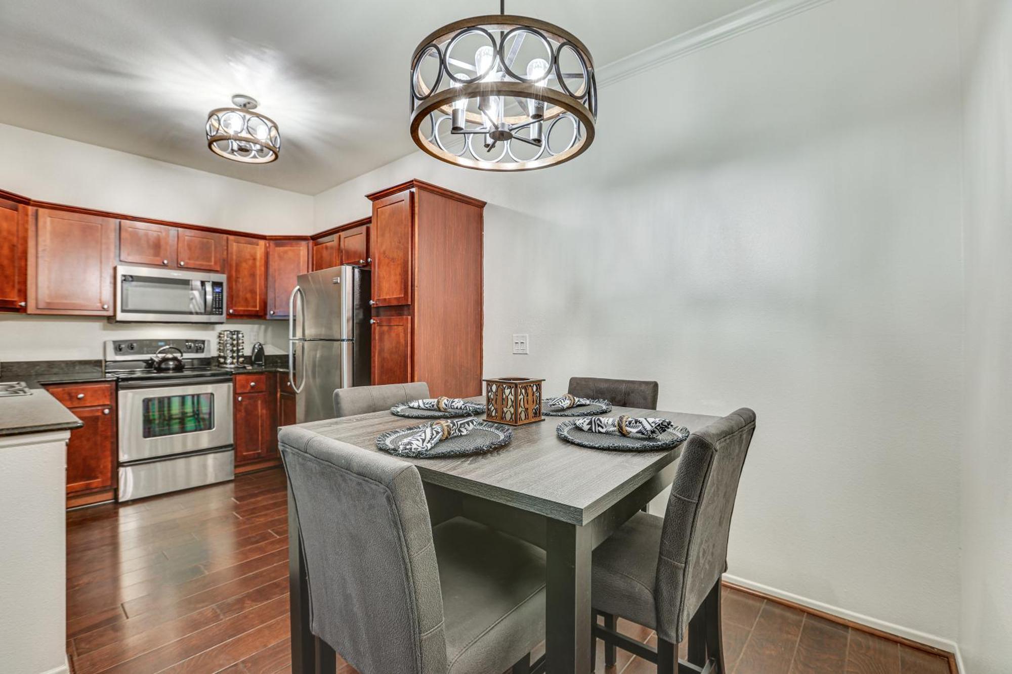 Apartment With Fireplace And Community Pools! *