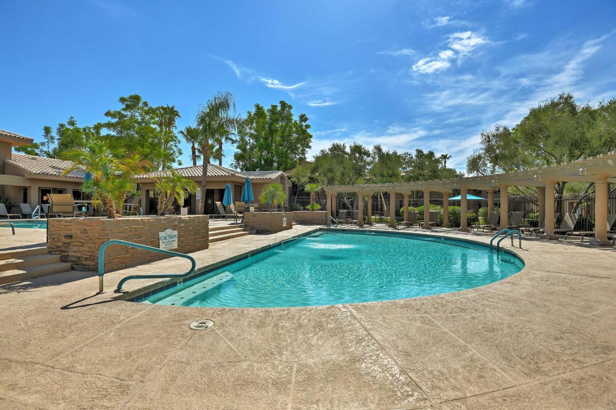 With Fireplace And Community Pools! Apartment *
