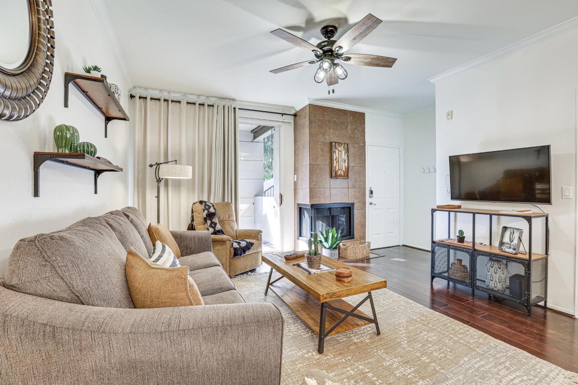 With Fireplace And Community Pools! Apartment *