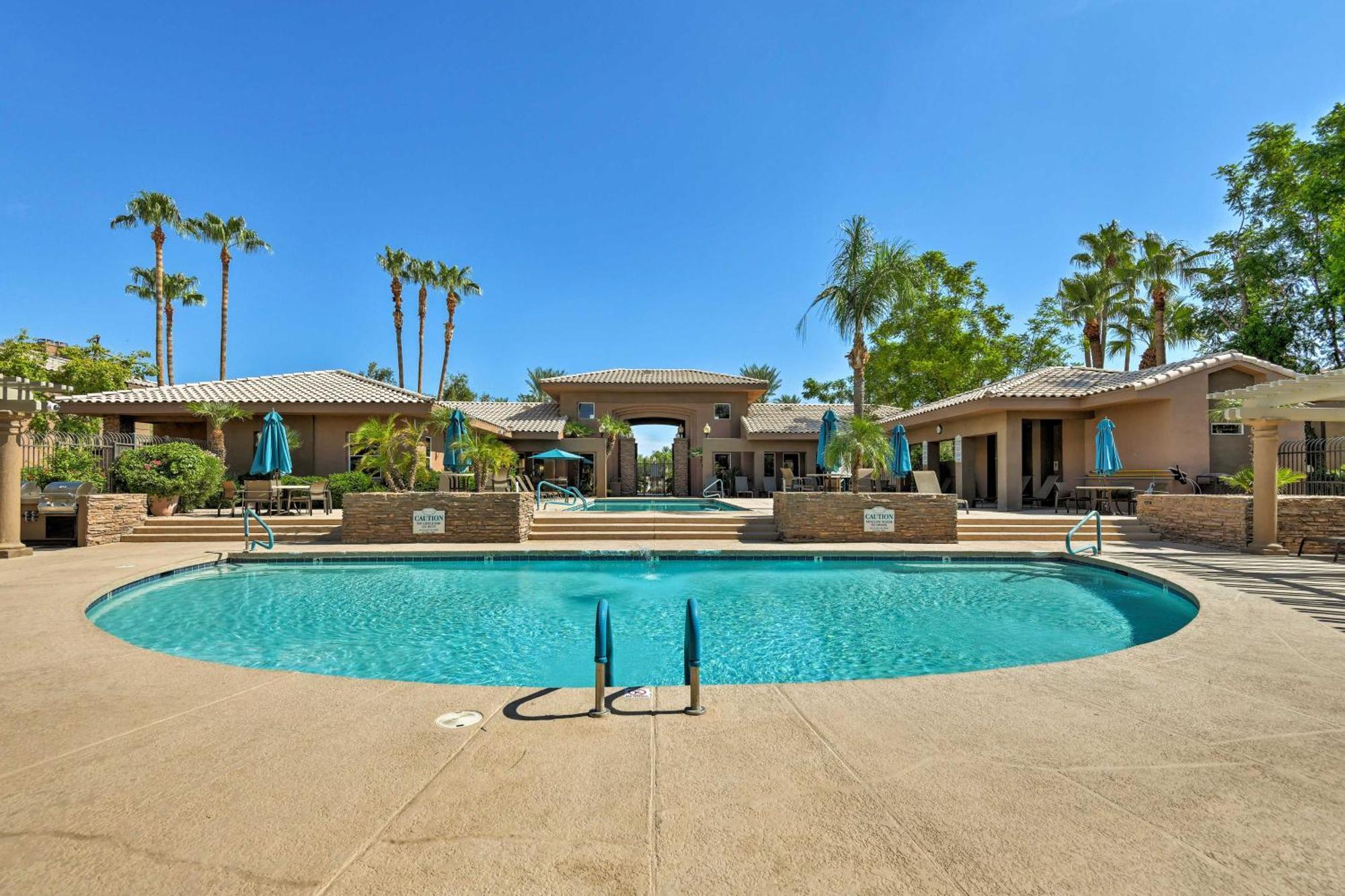With Fireplace And Community Pools! Apartment