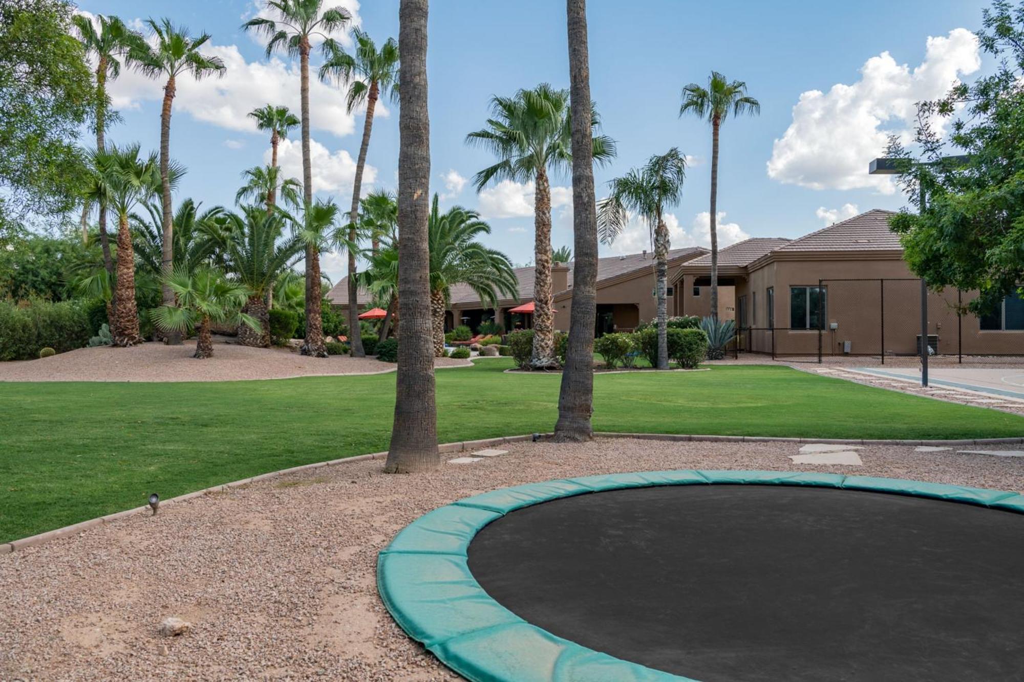 Preston By Avantstay 6br Desert Oasis W Basketball Court Pool Hot Tub Villa