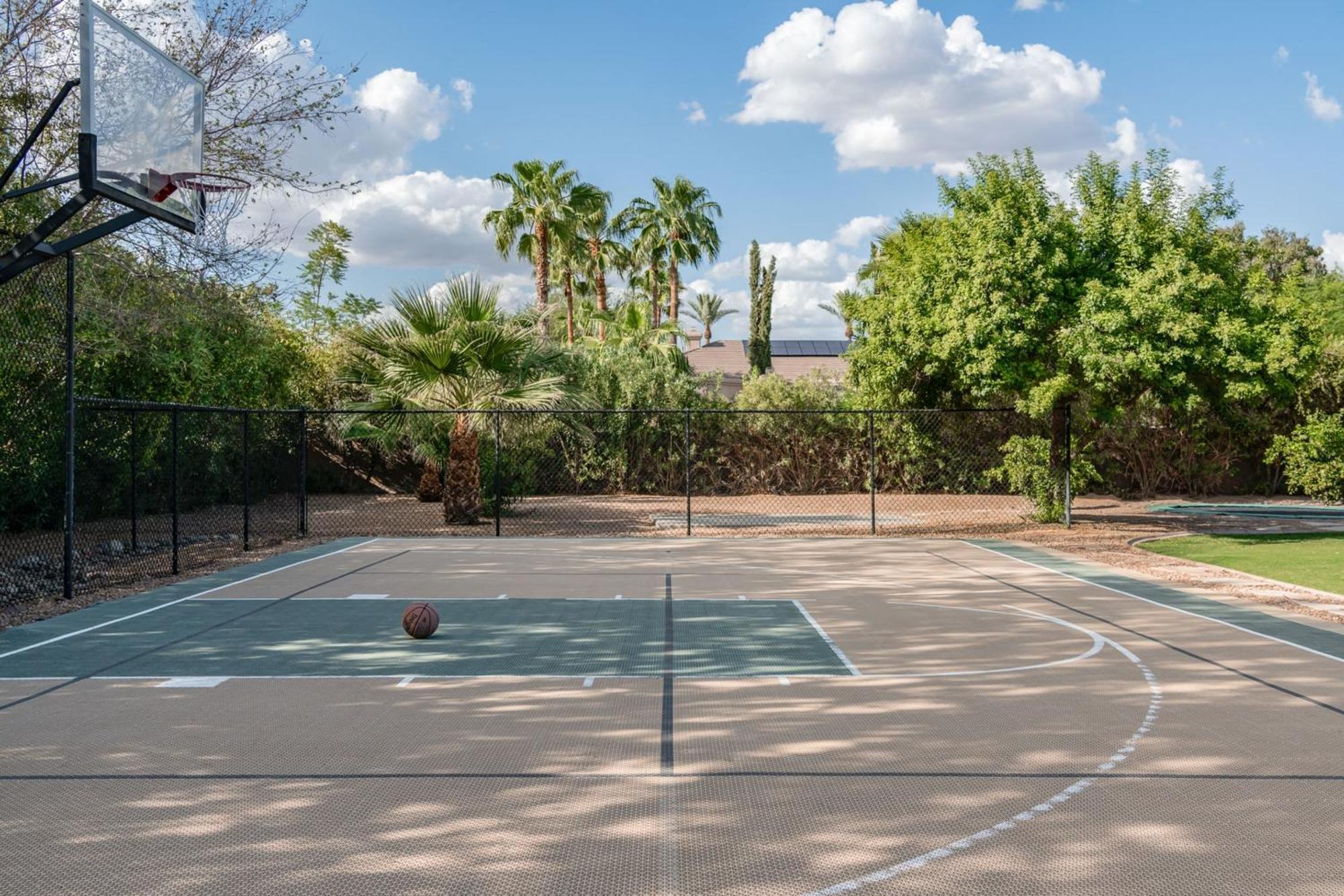 Villa Preston By Avantstay 6br Desert Oasis W Basketball Court Pool Hot Tub *