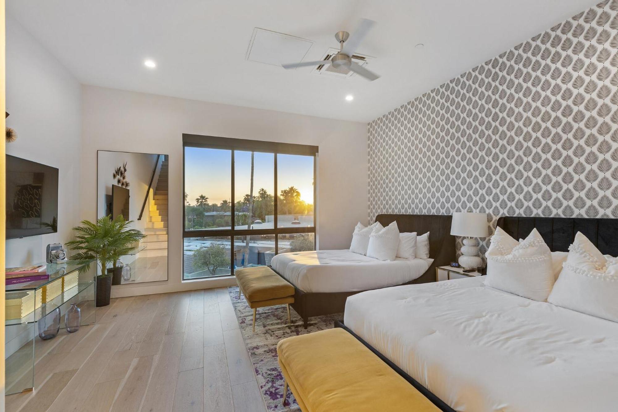 Perfect Friends Escape In Old Town With Pool Access And Roof Deck! Scottsdale