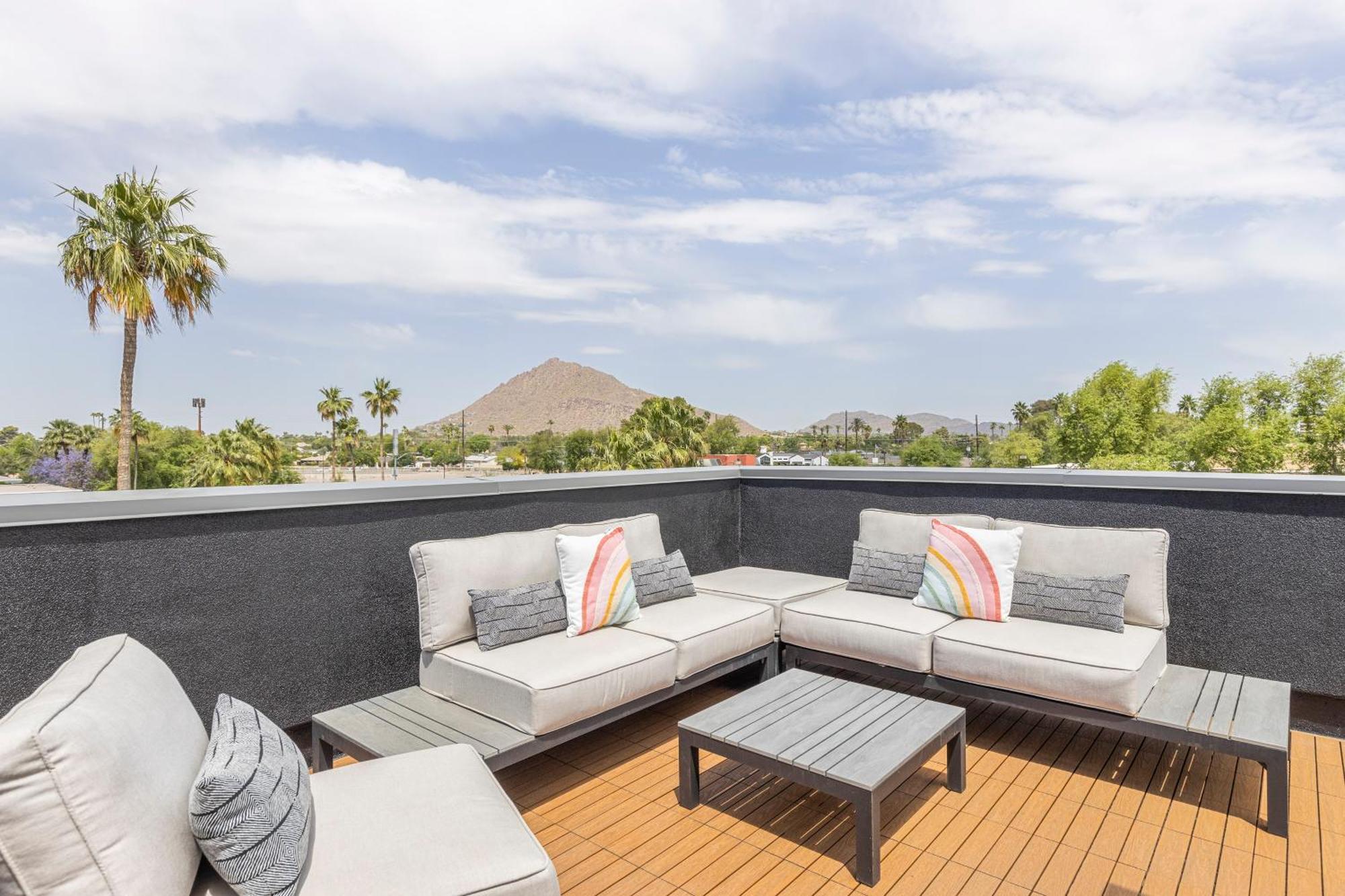 Perfect Friends Escape In Old Town With Pool Access And Roof Deck!