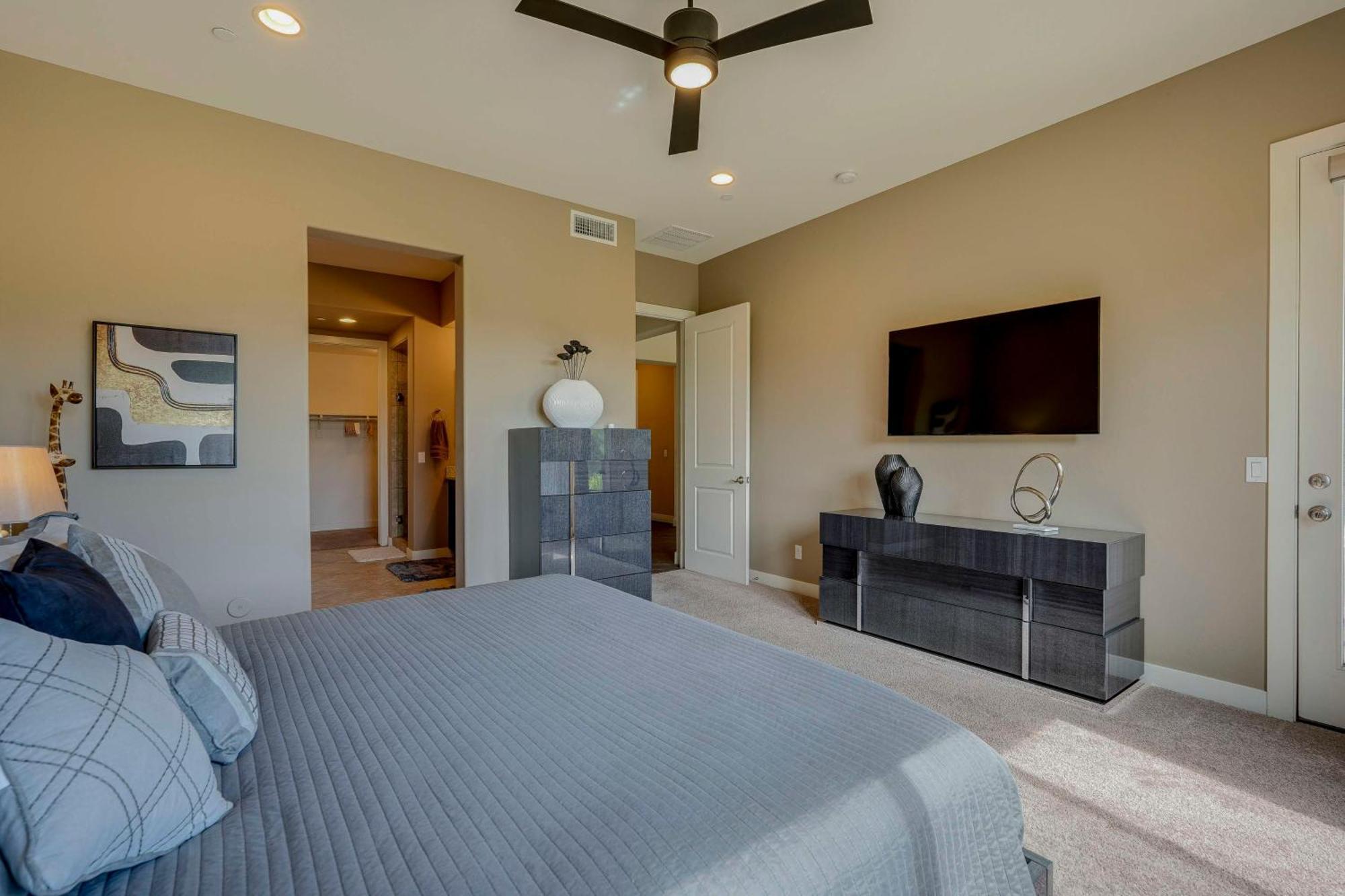 Modern With Patios And Mountain Views Apartment