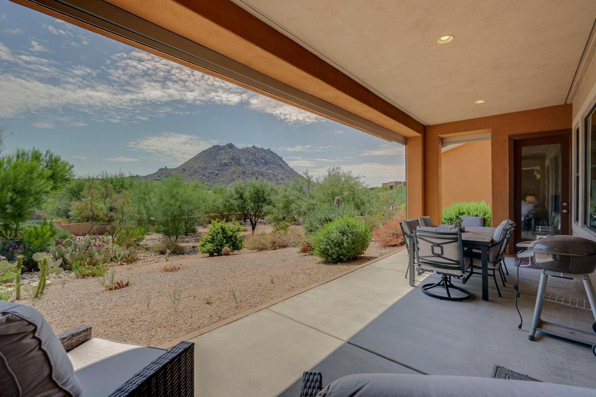 Modern With Patios And Mountain Views Apartment